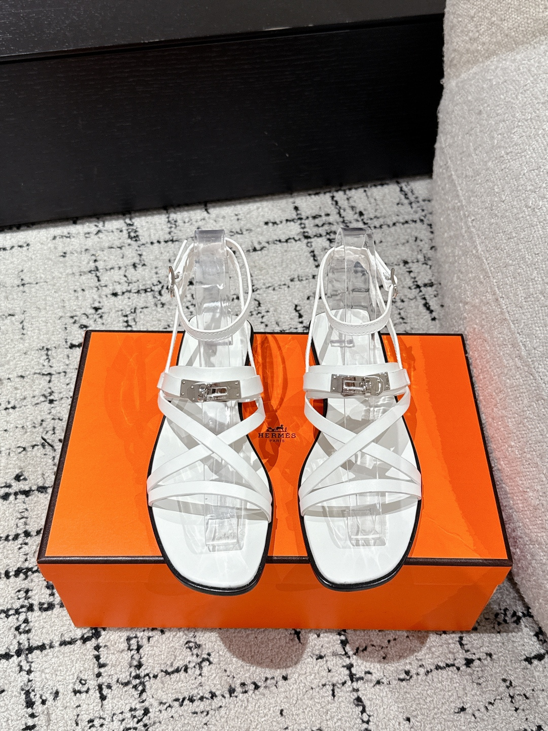 NO:386970,#Top version Hermes 25/ June sandal series H-H-Kelly buckle thin strap Roman sandals Calfskin sandals, paired with classic palladium-plated Kelly shoe buckles and straps. Create a simple look, which is a good companion for summer. Customized calfskin upper inner cowhide sole double-layer Italian A-grade leather outsole Size#35-41 (40.41 custom made without return or exchange), sandals, hermes, hermes, sandals, cowhide, Leather soles19860909#顶级版本 Hermes 爱马仕25/ June sandal系列 H家Kelly扣细带罗马 凉鞋 小牛皮凉鞋,搭配经典镀钯Kelly鞋扣和袢带.打造简约造型,可谓夏日良伴. 鞋面定制小牛皮 内里牛皮 鞋底双层意大利A级真皮大底 Size#35-41（40.41定做不退换）,凉鞋,hermes,hermes,sandals,cowhide,Leather soles,Women's Shoes