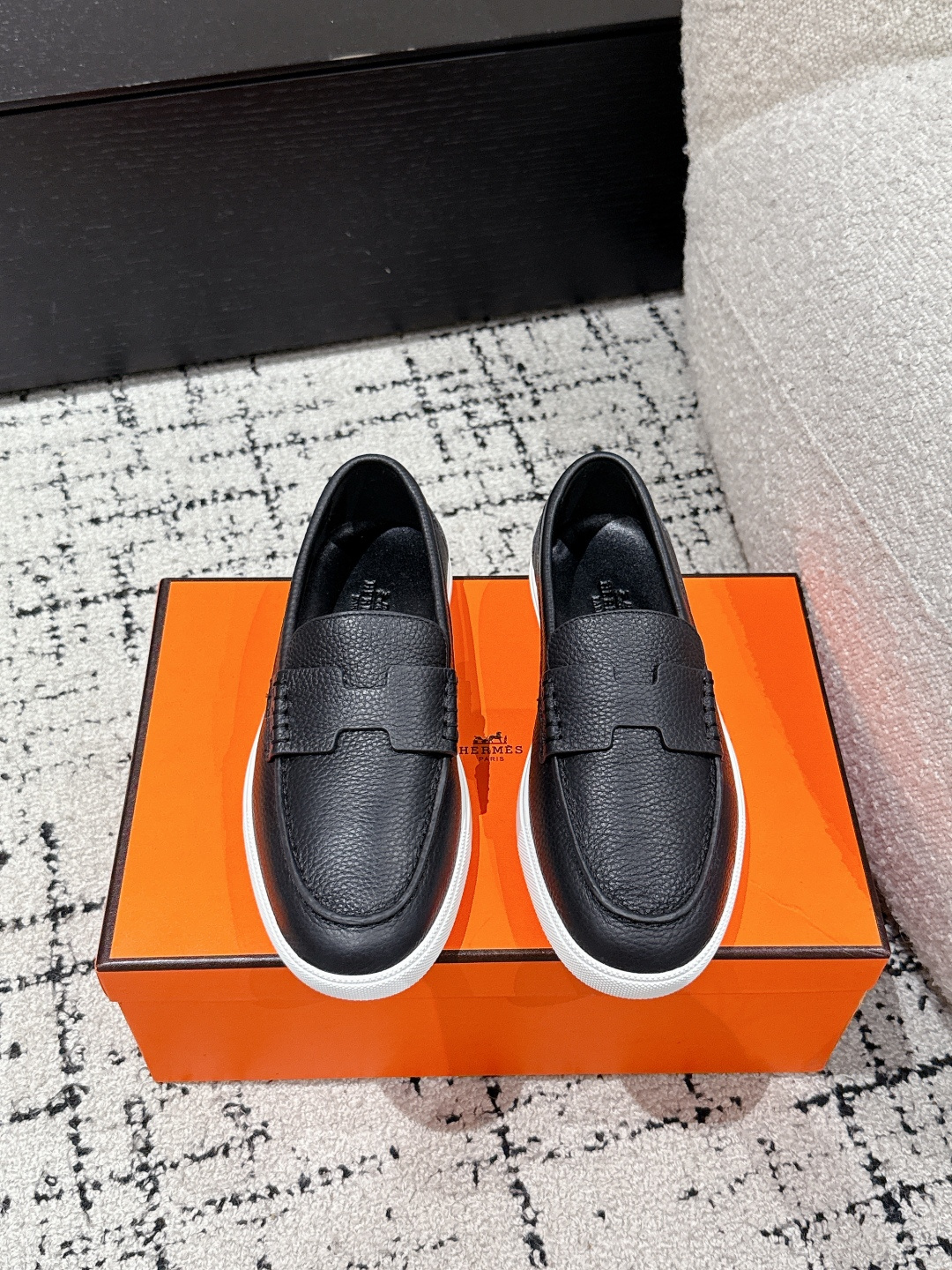 NO:407457,Couple style Top version Hermes 25/ Latest H Home Casual Loafers H Carloafers Long-lasting Casual Simple style Laceless casual sports shoes, comfortable casual versatile Fabric: Custom imported calfskin/palm cowhide/yangjing Inner lining: Sheepskin inner lining outsole: Original open mold outsole Size#women 35-41 #men 39-45 (female 40 men 45 custom-made without return), single shoes, hermes, hermes, loafers, sneakers, cowhide, sheepskin, sheep19860909情侣款 顶级版本 Hermes 爱马仕 25/ 最新 H家 休闲 乐福鞋 H家乐福鞋 经久不衰 休闲 简约风格免系带休闲运动鞋,舒适 休闲 百搭 面料: 定制进口小牛皮/掌纹牛皮/羊京 内里: 羊皮内里 大底: 原版开模大底 Size#女35-41 #男39-45（女40男45定做不退换）,单鞋,hermes,hermes,loafers,sneakers,cowhide,sheepskin,sheep,Women's Shoes