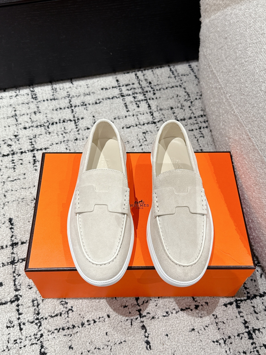 NO:407460,.Couple style Top version Hermes 25/ Latest H Home Casual Loafers H Carloafers Long-lasting Casual Simple style Laceless casual sports shoes, comfortable casual versatile Fabric: Custom imported beef velvet Inner: Sheepskin inner Outsole: Original open mold outsole Size#women 35-41 #men 39-45 (female 40 men 45 custom-made without return), single shoes, hermes, hermes, loafers, sneakers, sheepskin19860909.情侣款 顶级版本 Hermes 爱马仕 25/ 最新 H家 休闲 乐福鞋 H家乐福鞋 经久不衰 休闲 简约风格免系带休闲运动鞋,舒适 休闲 百搭 面料: 定制进口牛反绒 内里: 羊皮内里 大底: 原版开模大底 Size#女35-41 #男39-45（女40男45定做不退换）,单鞋,hermes,hermes,loafers,sneakers,sheepskin,Women's Shoes