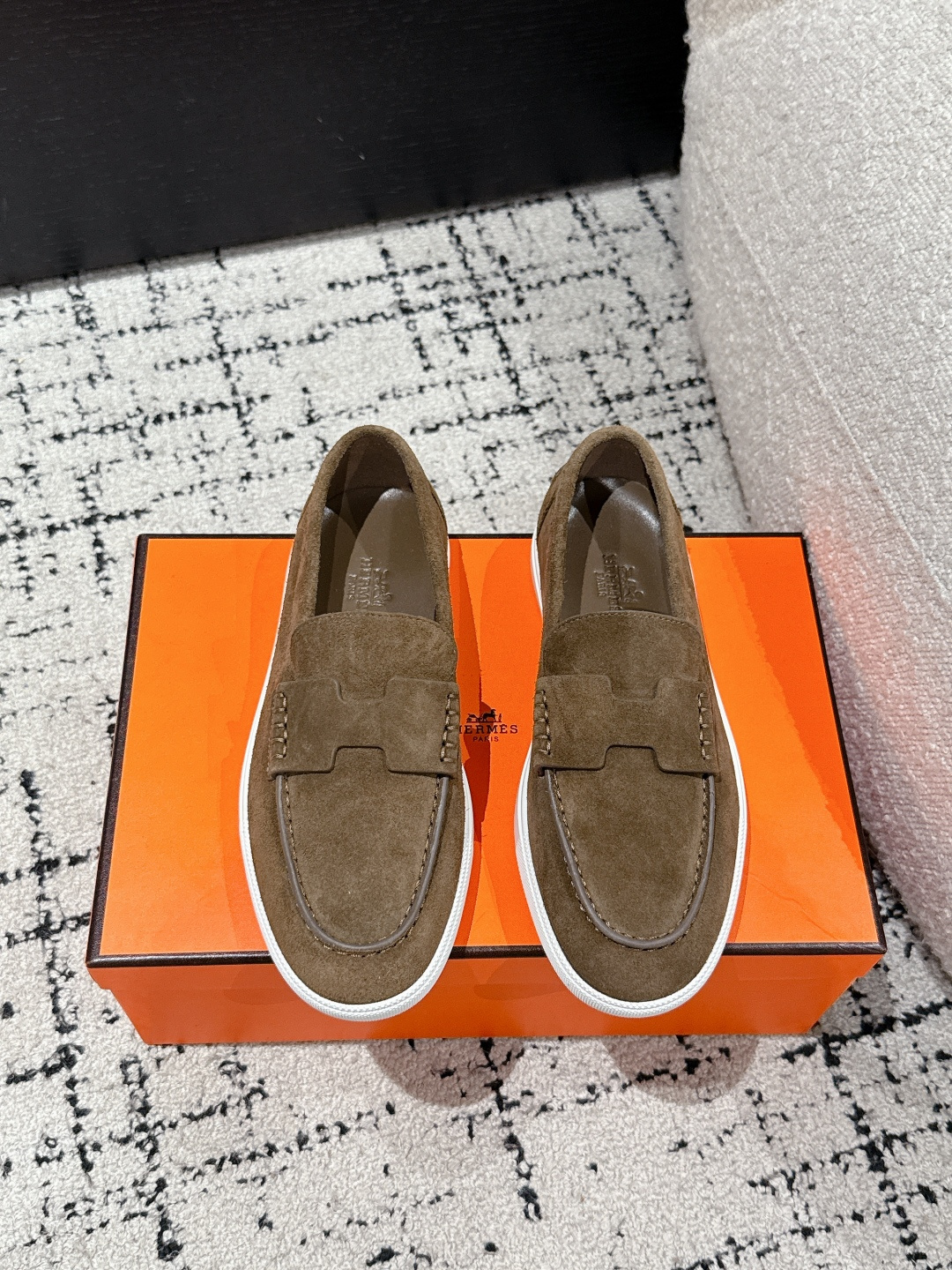 NO:407463,Couple style Top version Hermes 25/ Latest H Home Casual Loafers H Carloafers Long-lasting Casual Simple style Laceless casual sports shoes, comfortable casual versatile Fabric: Custom imported beef velvet Inner: Sheepskin inner Outsole: Original open mold outsole Size#women 35-41 #men 39-45 (female 40 men 45 custom-made without return), single shoes, hermes, hermes, loafers, sneakers, sheepskin19860909情侣款 顶级版本 Hermes 爱马仕 25/ 最新 H家 休闲 乐福鞋 H家乐福鞋 经久不衰 休闲 简约风格免系带休闲运动鞋,舒适 休闲 百搭 面料: 定制进口牛反绒 内里: 羊皮内里 大底: 原版开模大底 Size#女35-41 #男39-45（女40男45定做不退换）,单鞋,hermes,hermes,loafers,sneakers,sheepskin,Women's Shoes