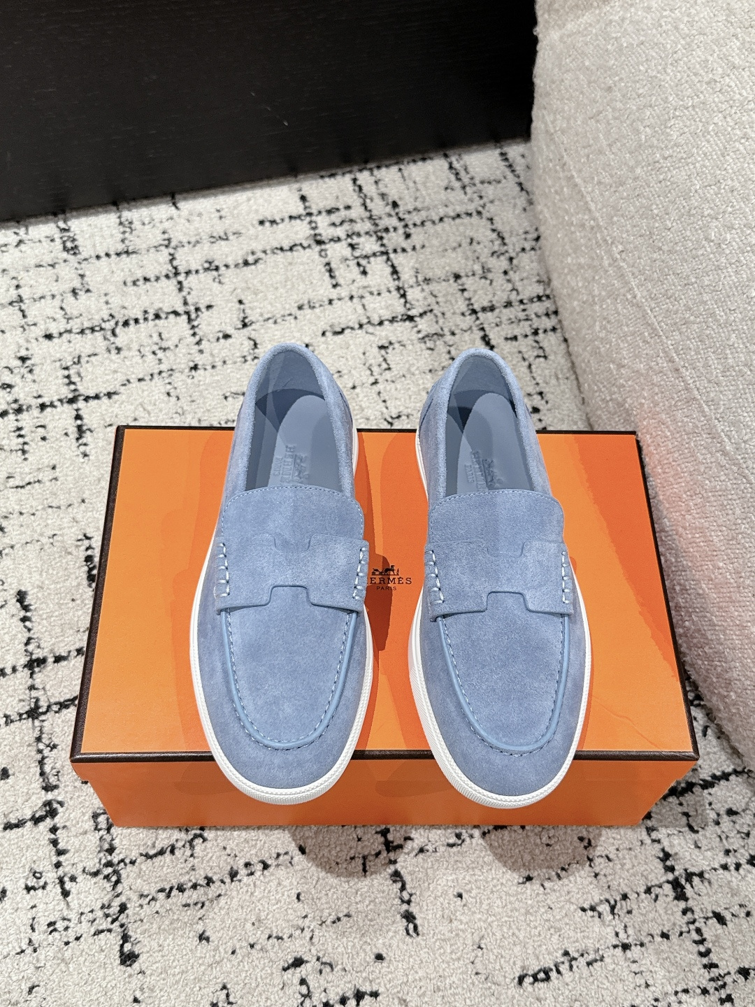 NO:407466,.Couple style Top version Hermes 25/ Latest H Home Casual Loafers H Carloafers Long-lasting Casual Simple style Laceless casual sports shoes, comfortable casual versatile Fabric: Custom imported beef velvet Inner: Sheepskin inner Outsole: Original open mold outsole Size#women 35-41 #men 39-45 (female 40 men 45 custom-made without return), single shoes, hermes, hermes, loafers, sneakers, sheepskin19860909.情侣款 顶级版本 Hermes 爱马仕 25/ 最新 H家 休闲 乐福鞋 H家乐福鞋 经久不衰 休闲 简约风格免系带休闲运动鞋,舒适 休闲 百搭 面料: 定制进口牛反绒 内里: 羊皮内里 大底: 原版开模大底 Size#女35-41 #男39-45（女40男45定做不退换）,单鞋,hermes,hermes,loafers,sneakers,sheepskin,Women's Shoes