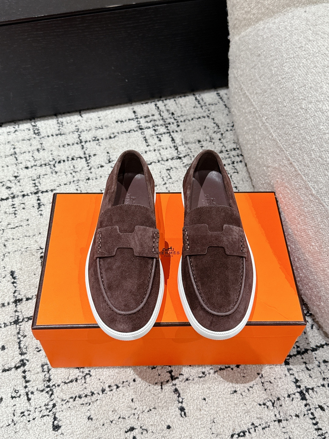 NO:407467,Couple style Top version Hermes 25/ Latest H Home Casual Loafers H Carloafers Long-lasting Casual Simple style Laceless casual sports shoes, comfortable casual versatile Fabric: Custom imported beef velvet Inner: Sheepskin inner Outsole: Original open mold outsole Size#women 35-41 #men 39-45 (female 40 men 45 custom-made without return), single shoes, hermes, hermes, loafers, sneakers, sheepskin19860909情侣款 顶级版本 Hermes 爱马仕 25/ 最新 H家 休闲 乐福鞋 H家乐福鞋 经久不衰 休闲 简约风格免系带休闲运动鞋,舒适 休闲 百搭 面料: 定制进口牛反绒 内里: 羊皮内里 大底: 原版开模大底 Size#女35-41 #男39-45（女40男45定做不退换）,单鞋,hermes,hermes,loafers,sneakers,sheepskin,Women's Shoes
