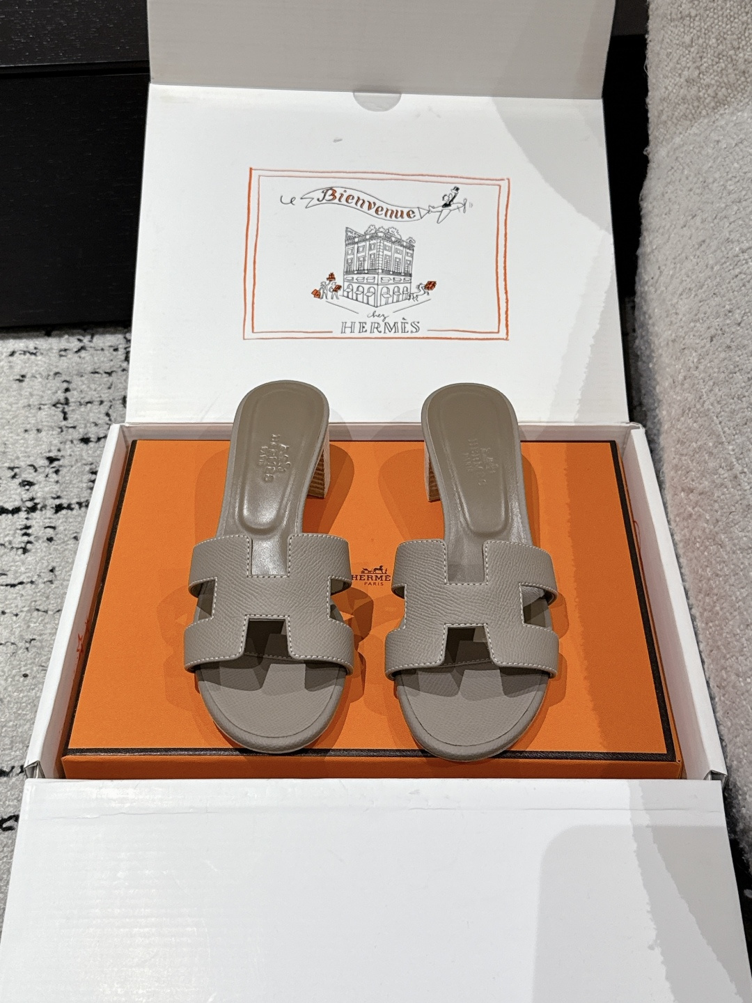 NO:411258,#Purchase grade HERMES Hermes 25/Oasis series H classic drag high heels flip flops The latest color scheme of 2025 spring and summer family portrait Original development Purchase grade quality Integrate details such as rhinestones, rivets, palm prints, graffiti, embroidery, etc., make the simple H slippers new!  Add more matching possibilities!  Basic colors and this year's hot new color scheme are all closed. Every color that H-pink must-have for summer is very good. Upper cowhide/sheep pencil/silk/denim original sheepskin sole Italian A-grade double-layer leather outsole Heel height: 5cm Size#35-42 (40.41.42 custom-made without return) Packaging: The original latest aircraft box full set of packaging, slippers, hermes, hermes, slippers, cowhide, sheepskin, sheep, Leather soles19860909#代购级 HERMES爱马仕 25/ Oasis系列 H经典拖 高跟 一字拖鞋 2025春夏最新配色 全家福 原版开发 代购级品质 融入水钻、铆钉、掌纹、 涂鸦、 刺绣等细节,让简约的H拖鞋 焕发新意！增加更多配搭可能性！ 基础色和今年爆款新配色,都是闭眼入的,H粉们夏日必备的单品每一个色都很好看 鞋面牛皮/羊猄/烫钻/牛仔布 垫脚原版羊皮 鞋底意大利A级双层真皮大底 跟高: 5cm Size#35-42（40.41.42定做不退换） 包装: 原版最新飞机盒全套包装,拖鞋,hermes,hermes,slippers,cowhide,sheepskin,sheep,Leather soles,Women's Shoes