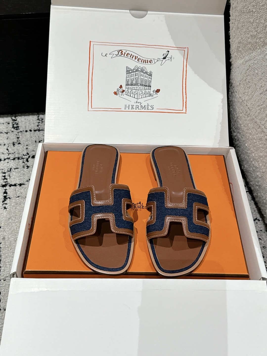 NO:411264,#Purchase level HERMES Hermes 25/ Oran series H classic drag flat-shelf slippers Latest color scheme 2025 spring and summer family portrait Original development Purchase level quality Integrate details such as rhinestones, rivets, palm prints, graffiti, embroidery, etc., make the simple H slippers new!  Add more matching possibilities!  Basic colors and this year's hot new color scheme are all closed. Every color that H-pink must-have for summer is very good. Upper cowhide/sheep pencil/silk/denim original sheepskin sole Italian A-grade double-layer leather outsole Size#35-42 (40.41.42 custom made without return) Packaging: The original latest aircraft box full set packaging, slippers, hermes, hermes, slippers, cowhide, sheepskin, sheep, Leather soles19860909#代购级 HERMES爱马仕 25/ Oran系列 H经典拖 平底一字拖鞋 2025春夏最新配色 全家福 原版开发 代购级品质 融入水钻、铆钉、掌纹、 涂鸦、 刺绣等细节,让简约的H拖鞋 焕发新意！增加更多配搭可能性！ 基础色和今年爆款新配色,都是闭眼入的,H粉们夏日必备的单品每一个色都很好看 鞋面牛皮/羊猄/烫钻/牛仔布 垫脚原版羊皮 鞋底意大利A级双层真皮大底 Size#35-42（40.41.42定做不退换） 包装: 原版最新飞机盒全套包装,拖鞋,hermes,hermes,slippers,cowhide,sheepskin,sheep,Leather soles,Women's Shoes