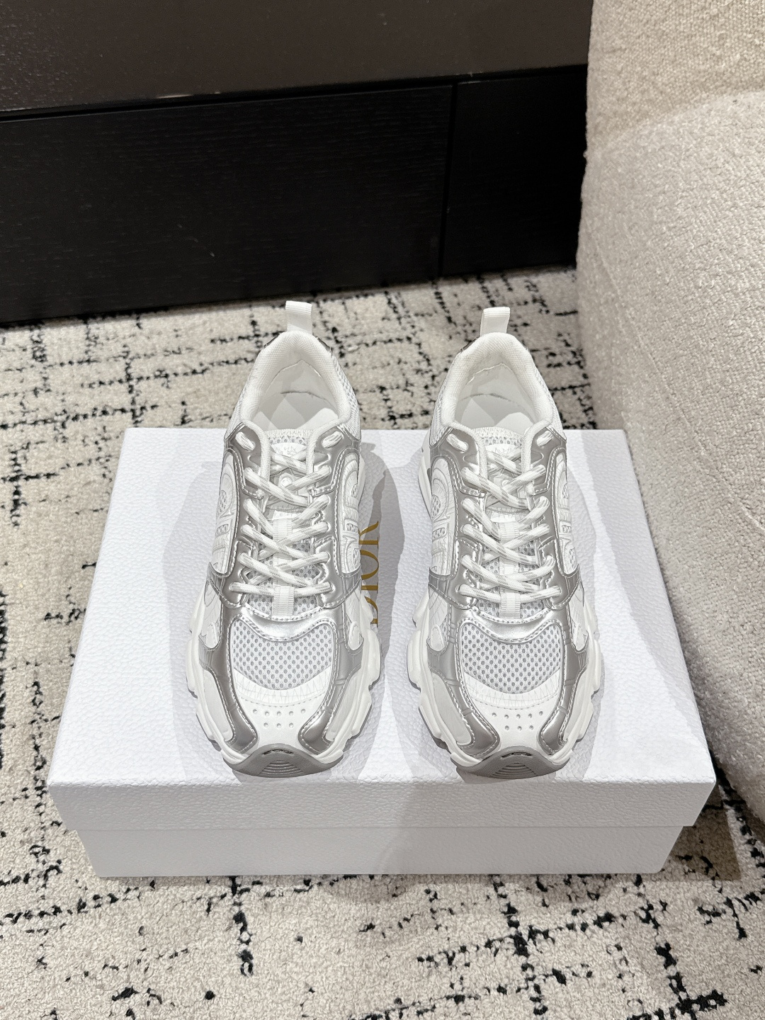 NO:481754,Top version Dior 25/ Chrono series new arrival Latest dad shoes sneakers casual shoes Di Lieba same style Original development Dior 2025 early spring new products | Sports shoes Ne C.D's vacation style this season, people's sneakers are super popular!  The color scheme is super good, the visual is more coordinated, and the foot feel is lighter and more comfortable to increase the height without heavy weight. 10g0 is extremely recognizable. The girls, please close your eyes!  Laminated fabric with leather, hot stamping 'C.D' 1ogo decoration Eva sole 5cm height increase Size: #women's 35-41, casual shoes/sports shoes, dior, dior, dior, sneakers19860909顶级版本 Dior 迪奥 25/ Chrono系列 new arrival 最新 老爹鞋 运动鞋 休闲鞋 迪丽热巴同款 原版开发 迪奥 2025早春新品|运动鞋 Ne C.D家这一季的度假风 人运动鞋超级火爆！ 配色超好看,视觉更协调,脚感更轻盈舒适增高不重 10g0辨识度极高道*道*小姐姐们闭眼入！层压织物配皮 烫印“C.D” 1ogo装饰 Eva鞋底 5cm增高 Size: #女款35-41,休闲鞋/运动鞋,dior,dior,dior,sneakers,Women's Shoes