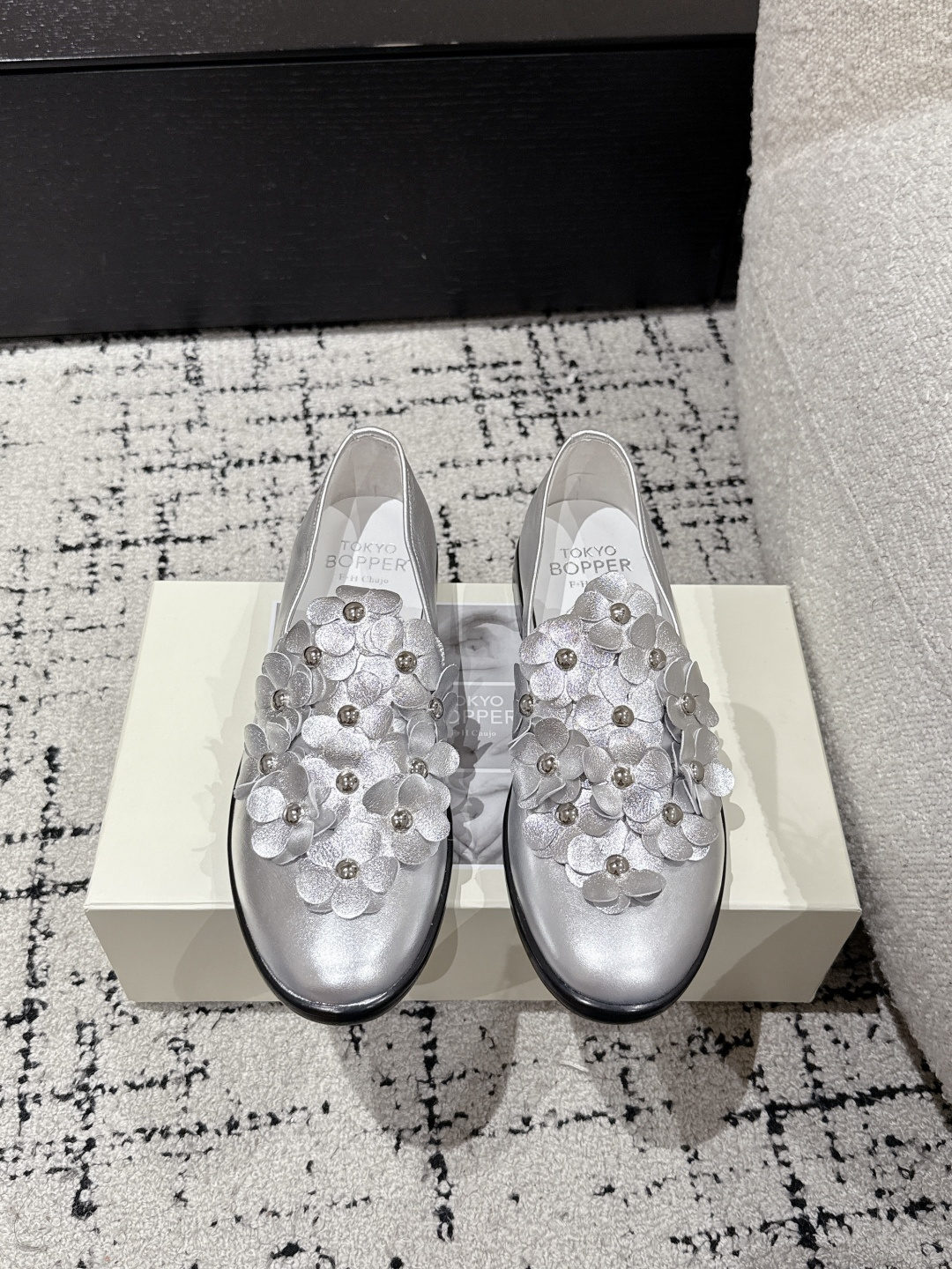 NO:418116,Top version Tokyo Bopper Niche Trendy Brand 25/ New Spring and Summer Flowers Loafers Small Leather Shoes are really beautiful!  New niche brand, every color looks very good. Classic flower design with unique design. Each pair is handmade, with a flowery upper and a beautiful look. Every color has a unique outfit. Every style matched is exclusive to everyone!  Beauty is different, and the world should be like this!  Super comfortable to wear!  !  The style is also very friendly!  The upper is made of original imported cowhide, inner sheepskin, original custom Italian leather outsole Size#35-40 (40 custom made without return), Mary Jane, loafers, mary jane, cowhide, sheepskin, Leather soles19860909顶级版本 Tokyo Bopper 小众潮牌 25/ 春夏新款花朵 乐福鞋 小皮鞋 真的的美死了！新款小众品牌,每一个颜色都很好看 经典的花朵设计,具有独特的设计 每一双都是手工制作,鞋面繁花,有繁花似锦的美意 每一个颜色都有独特的穿搭,搭配出的每种风格,都是每个人的专属！ 美丽各有不同,世界本该如此！上脚超级舒适的哦！！版型也很友好！ 鞋面采用原版进口牛皮 内里羊皮 鞋底原版定制意大利真皮大底 Size#35-40（40 定制不退换）,玛丽珍,loafers,mary jane,cowhide,sheepskin,Leather soles,Women's Shoes