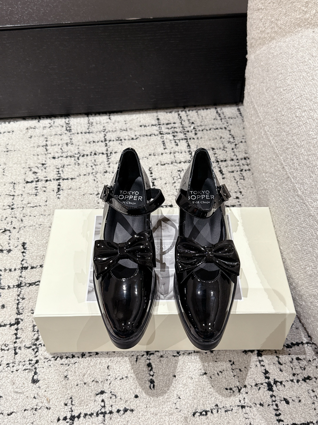 NO:418125,Top version Tokyo Bopper Niche Trendy Brand 25/ New Spring and Summer Style Pointed Mary Jane Little Leather Shoes are really beautiful!  New niche brand, every color looks very good. Classic flower design with unique design. Each pair is handmade, with a flowery upper and a beautiful flowery look. Every color has a unique outfit. Every style matched is exclusive to everyone!  Beauty is different, and the world should be like this!  Super comfortable to wear!  !  The style is also very friendly!  The upper is made of original imported cowhide, inner sheepskin, original custom Italian leather outsole Size#35-40 (40 custom made without return), Mary Jane, mary jane, cowhide, sheepskin, Leather soles19860909顶级版本 Tokyo Bopper 小众潮牌 25/ 春夏新款 尖头玛丽珍 小皮鞋 真的的美死了！新款小众品牌,每一个颜色都很好看 经典的花朵设计,具有独特的设计 每一双都是手工制作,鞋面繁花,有繁花似锦的美意 每一个颜色都有独特的穿搭,搭配出的每种风格,都是每个人的专属！ 美丽各有不同,世界本该如此！上脚超级舒适的哦！！版型也很友好！ 鞋面采用原版进口牛皮 内里羊皮 鞋底原版定制意大利真皮大底 Size#35-40（40 定制不退换）,玛丽珍,mary jane,cowhide,sheepskin,Leather soles,Women's Shoes