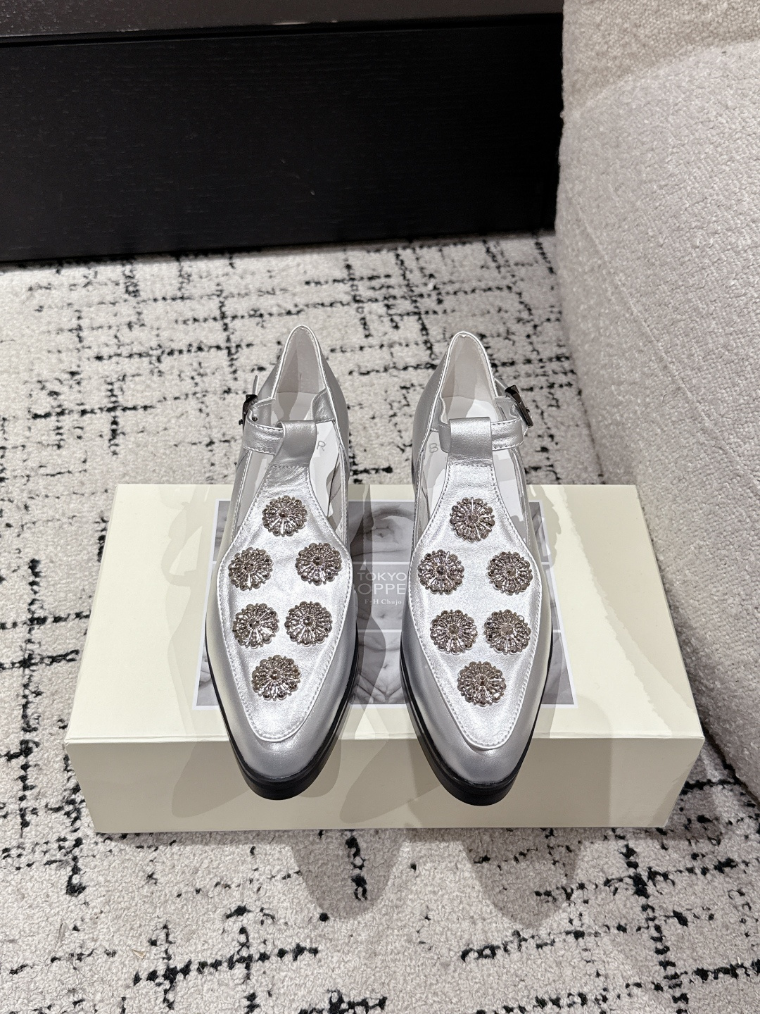 NO:418100,Top version Tokyo Bopper Niche Trendy Brand 25/ New Spring and Summer Style Pointed Toe Flowers Mary Jane Little Leather Shoes are really beautiful!  New niche brand, every color looks very good. Classic flower design with unique design. Each pair is handmade, with a flowery upper and a beautiful flowery look. Every color has a unique outfit. Every style matched is exclusive to everyone!  Beauty is different, and the world should be like this!  Super comfortable to wear!  !  The style is also very friendly!  The upper is made of original imported cowhide, inner sheepskin, original custom Italian leather outsole Size#35-40 (40 custom made without return), Mary Jane, mary jane, cowhide, sheepskin, Leather soles19860909顶级版本 Tokyo Bopper 小众潮牌 25/ 春夏新款 尖头 繁花 玛丽珍 小皮鞋 真的的美死了！新款小众品牌,每一个颜色都很好看 经典的花朵设计,具有独特的设计 每一双都是手工制作,鞋面繁花,有繁花似锦的美意 每一个颜色都有独特的穿搭,搭配出的每种风格,都是每个人的专属！ 美丽各有不同,世界本该如此！上脚超级舒适的哦！！版型也很友好！ 鞋面采用原版进口牛皮 内里羊皮 鞋底原版定制意大利真皮大底 Size#35-40（40 定制不退换）,玛丽珍,mary jane,cowhide,sheepskin,Leather soles,Women's Shoes