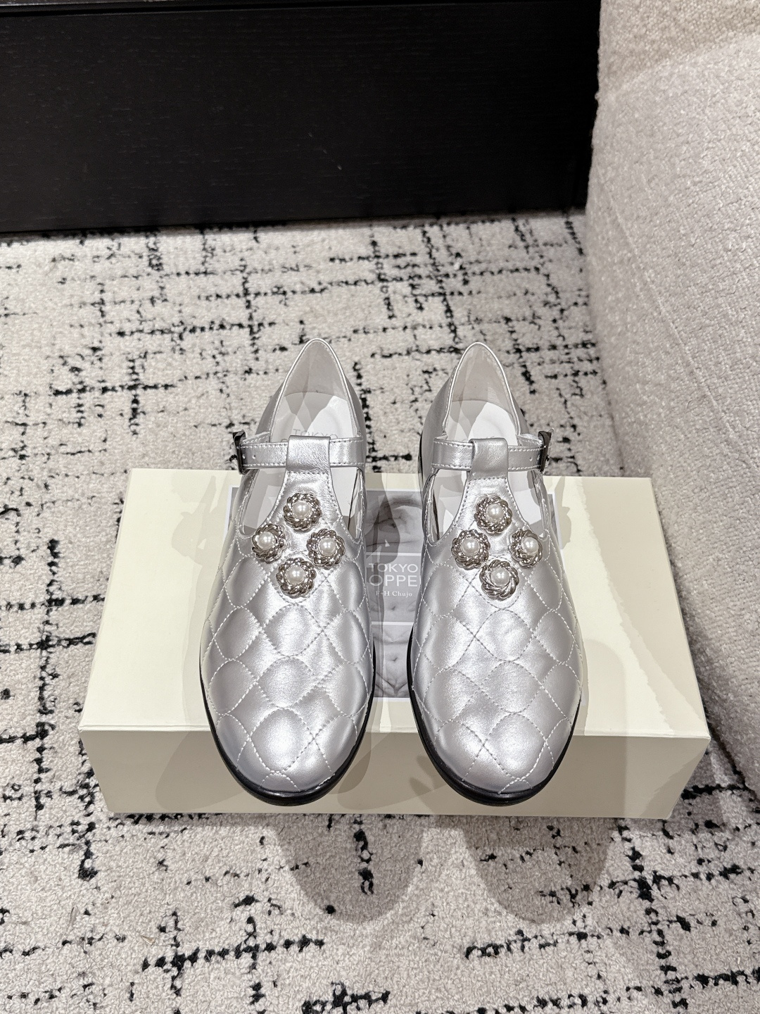 NO:418118,Top version Tokyo Bopper Niche Trendy Brand 25/ New Spring and Summer Style Fanhua Mary Jane Little Leather Shoes are really beautiful!  New niche brand, every color looks very good. Classic flower design with unique design. Each pair is handmade, with a flowery upper and a beautiful look. Every color has a unique outfit. Every style matched is exclusive to everyone!  Beauty is different, and the world should be like this!  Super comfortable to wear!  !  The style is also very friendly!  The upper is made of original imported cowhide, inner sheepskin, original custom Italian leather outsole Size#35-40 (40 custom made without return), Mary Jane, mary jane, cowhide, sheepskin, Leather soles19860909顶级版本 Tokyo Bopper 小众潮牌 25/ 春夏新款 繁花 玛丽珍 小皮鞋 真的的美死了！新款小众品牌,每一个颜色都很好看 经典的花朵设计,具有独特的设计 每一双都是手工制作,鞋面繁花,有繁花似锦的美意 每一个颜色都有独特的穿搭,搭配出的每种风格,都是每个人的专属！ 美丽各有不同,世界本该如此！上脚超级舒适的哦！！版型也很友好！ 鞋面采用原版进口牛皮 内里羊皮 鞋底原版定制意大利真皮大底 Size#35-40（40 定制不退换）,玛丽珍,mary jane,cowhide,sheepskin,Leather soles,Women's Shoes