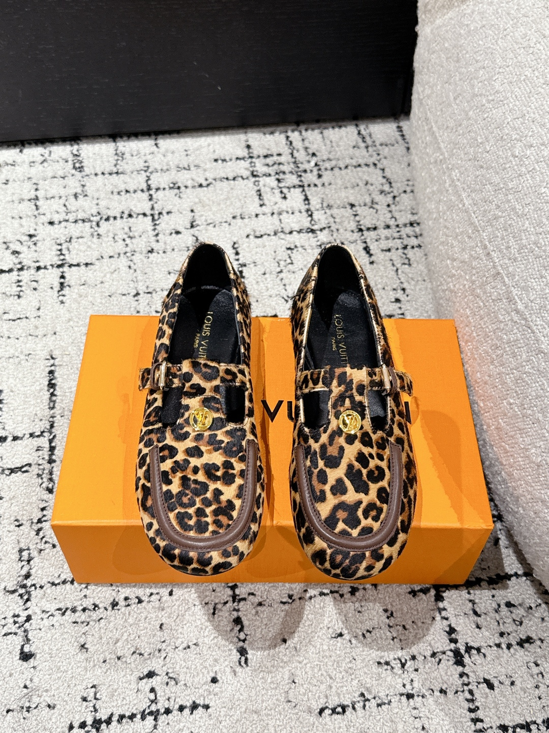 NO:448908,LouisVuitton 25/ The latest summer horsehair loafers are simple and exquisite, full of high-end feel, showing elegant temperament~ It looks so beautiful on the feet, and it is so amazing that it is full of beautiful summer shoes. Material original imported horsehair fabric inner sheepskin outsole Italian imported leather outsole Size#35-41 (40.41 custom made without return or exchange), loafers, louis vuitton, loafers, sheepskin, Leather soles19860909LouisVuitton 25/ 夏季最新 马毛 乐福鞋 简约精致,高级感满满,尽显优雅气质～ 上脚超好看,拉满了夏日美鞋绝绝子啊 材质原版进口马毛面料 内里羊皮里 大底意大利进口真皮大底 Size#35-41（40.41定制不退换),乐福鞋,louis vuitton,loafers,sheepskin,Leather soles,Women's Shoes