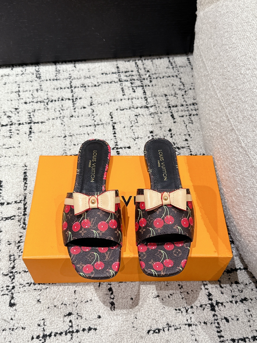 NO:405648,LouisVuitton 25/ Summer limited Cherry style bow flat sandals Latest summer limited Cherry style series Use colors and large-area base colors of the upper as a comparison to create a cherry color element style, creating another classic style!  Super beautiful!  Unspeakable fashion!  Daily versatility is no problem, and it has the significance of changes and development of the times!  Super easy to wear, full of summer atmosphere!  Original custom fabric, inner sheepskin, outsole, imported from Italy, genuine leather outsole, Size#35-41 (40.41 custom, no return or exchange), slippers, louis vuitton, slippers, sheepskin, Leather soles19860909LouisVuitton 25/ 夏季限定 樱桃风 蝴蝶结 平底凉拖 最新夏季限定 樱桃风系列 采用彩色以及鞋面的大面积底色作为对比,创造出樱桃彩色元素风格,成就了又一个经典款！上脚超级美腻！说不出来的时尚！日常百搭不在话下,而且很有时代的变迁发展的意义！超级好穿,上脚满满的夏日氛围！ 材质原版定制面料 内里羊皮里 大底意大利进口真皮大底 Size#35-41（40.41定制不退换),拖鞋,louis vuitton,slippers,sheepskin,Leather soles,Women's Shoes