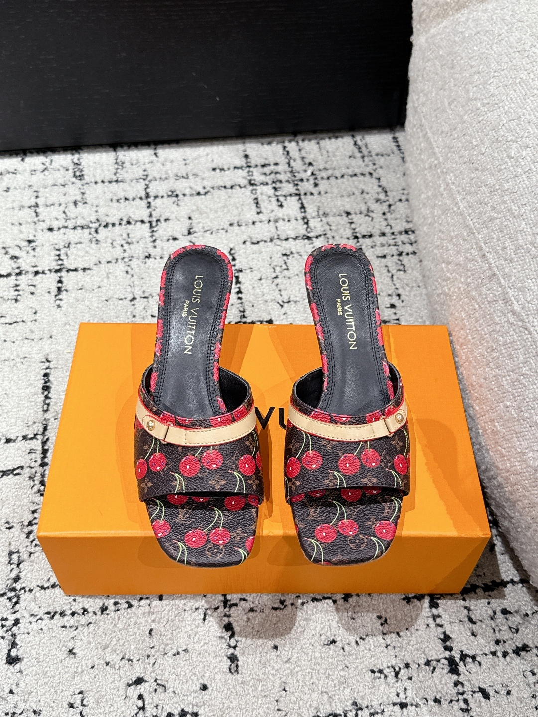 NO:405653,LouisVuitton 25/ Summer limited Cherry style, slim heels, sandals, the latest summer limited Cherry style series uses colors and large-area base colors of the upper as a comparison to create a cherry color element style, creating another classic style!  Super beautiful!  Unspeakable fashion!  Daily versatility is no problem, and it has the significance of changes and development of the times!  Super easy to wear, full of summer atmosphere!  Original custom fabric, inner sheepskin, outsole, imported from Italy, genuine leather outsole, Size#35-41 (40.41 custom, no return or exchange), slippers, louis vuitton, slippers, sheepskin, Leather soles19860909LouisVuitton 25/ 夏季限定 樱桃风 细跟 凉拖 最新夏季限定 樱桃风系列 采用彩色以及鞋面的大面积底色作为对比,创造出樱桃彩色元素风格,成就了又一个经典款！上脚超级美腻！说不出来的时尚！日常百搭不在话下,而且很有时代的变迁发展的意义！超级好穿,上脚满满的夏日氛围！ 材质原版定制面料 内里羊皮里 大底意大利进口真皮大底 Size#35-41（40.41定制不退换),拖鞋,louis vuitton,slippers,sheepskin,Leather soles,Women's Shoes