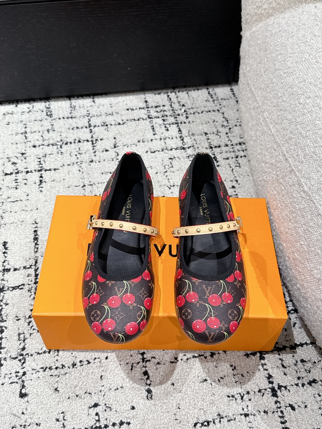 NO:405657,LouisVuitton 25/ Summer limited Cherry style Mary Jane Single Shoes Latest Summer limited Cherry style series Use colors and large-area base colors of the upper as a comparison to create a cherry color element style, creating another classic style!  Super beautiful!  Unspeakable fashion!  Daily versatility is no problem, and it has the significance of changes and development of the times!  Super easy to wear, full of summer atmosphere!  Material original custom fabric inner sheepskin outsole imported from Italy Size#35-41 (40.41 custom made without return or exchange), single shoes, louis vuitton, mary jane, sheepskin, Leather soles19860909LouisVuitton 25/ 夏季限定 樱桃风 玛丽珍 单鞋 最新夏季限定 樱桃风系列 采用彩色以及鞋面的大面积底色作为对比,创造出樱桃彩色元素风格,成就了又一个经典款！上脚超级美腻！说不出来的时尚！日常百搭不在话下,而且很有时代的变迁发展的意义！超级好穿,上脚满满的夏日氛围！ 材质原版定制面料 内里羊皮里 大底意大利进口真皮大底 Size#35-41（40.41定制不退换),单鞋,louis vuitton,mary jane,sheepskin,Leather soles,Women's Shoes
