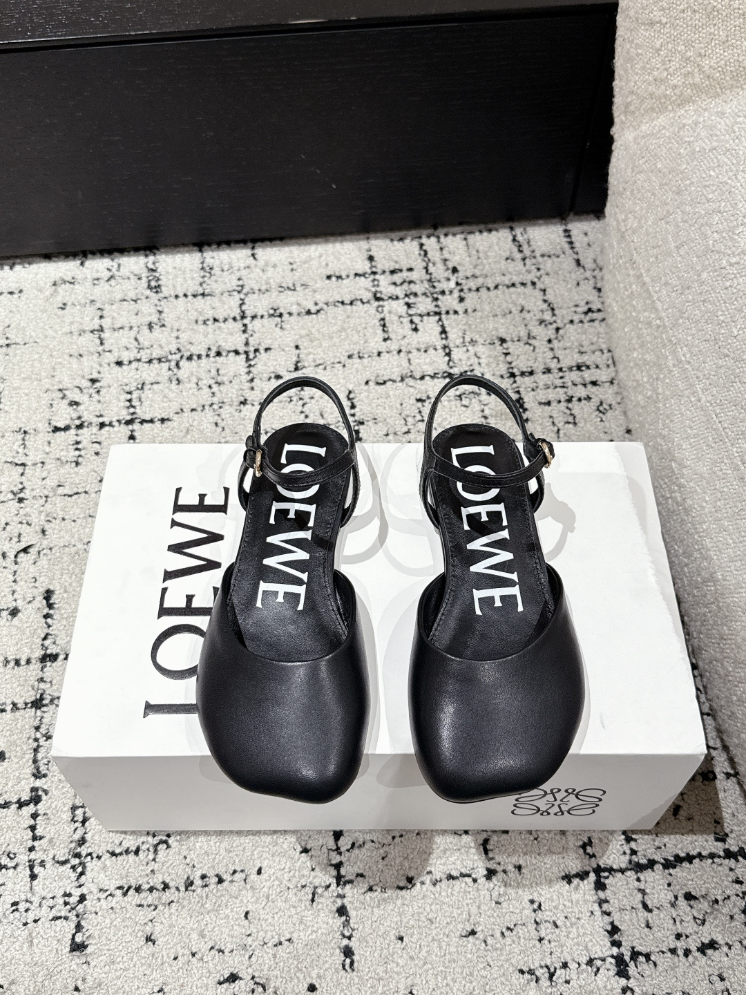 NO:402996,LOEWE 25/ The latest spring and summer style flat-soled fashion sandals This year’s super popular brand. Many celebrity fashion bloggers plant grass. A little fairy who likes this style must buy it!  Design of the toe and big toe Super flavor Upper: Use imported calfskin Inner: Mixed sheepskin Outsole: Italian leather outsole Size: #35-40 (40 custom made without return or exchange), sandals, loewe, loewe, sandals, cowhide, sheepskin, Leather soles19860909LOEWE 罗意威 25/ 春夏最新款 平底 时装凉鞋  今年超火的品牌 好多明星网红时尚博主种草 喜欢这种风格的小仙女必须要入手哦！ 鞋头大头的设计 超级有味道 鞋面: 采用进口小牛皮 内里: 混种羊皮 大底: 意大利真皮大底 Size: #35-40（40定制不退换）,凉鞋,loewe,loewe,sandals,cowhide,sheepskin,Leather soles,Women's Shoes