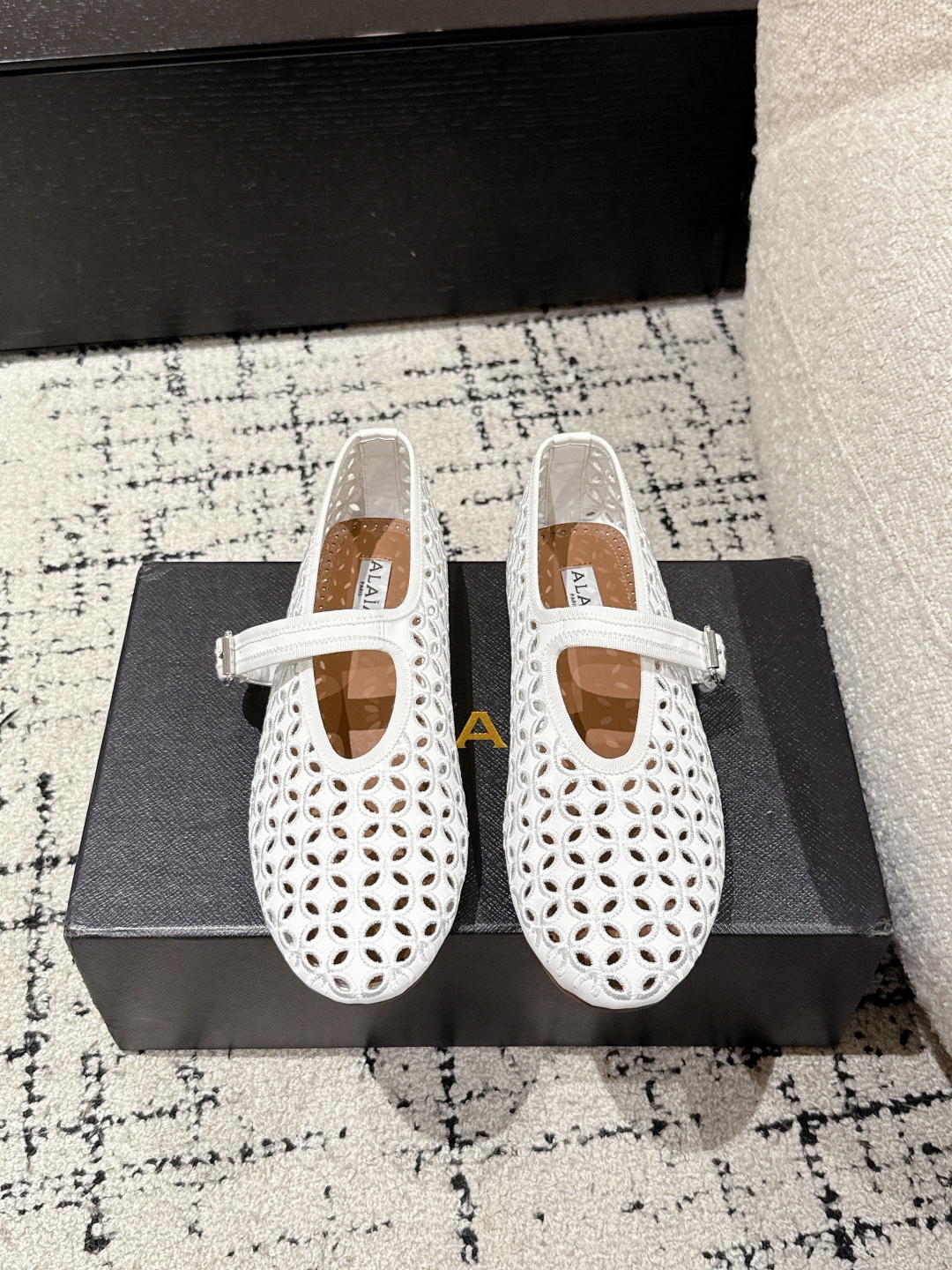 NO:407850,ALAIA 25/Spring and Summer Mary Jane Loafers Single Shoes!  The latest spring and summer fashion show new series of flat ballet shoes!  French high-end first-tier high-end high-end brand!  The last craftsman in the fashion industry is only loyal to the creation of cutting that shows the curves of women's bodies!  King's brand Alaia in 1979 has always been selling fashionable women's shoes, lazy and casual style. The Paris fashion industry and the whole world are well-known Ladygaga, Madonna, are both admirers and number one fan of ALAA!  It's really amazing to wear, and it can be matched all seasons!  True love, Wang Bang open-check series, upper is imported cowhide, inner lining/foot pad water dyed sheepskin, original molded rubber sole SIZE:35-42 (40 41 Custom made without return), Mary Jane, alaia, loafers, mary jane, cowhide, sheepskin19860909ALAIA阿莱雅25/春夏玛丽珍乐福鞋单鞋！ 最新春夏时装秀新款系列平底芭蕾舞鞋！法国高端一线高定品牌！时尚界最后的手艺人 只忠于展现女性身体曲线的裁剪之创于始！王1979年的品牌Alaia 一直主售时装感十足的型格女鞋 慵懒随性风 巴黎时装界以及全世界都享有盛誉Ladygaga ,麦当娜, 都是ALAA的崇拜者和头号丝粉！上脚真的绝绝的,四季都可搭配！真心大爱,王炸开挂系列 鞋面采用进口牛皮 内里/垫脚水染羊皮 大底原版开模底花橡胶大底 SIZE:35-42（40 41 定做不退换）,玛丽珍,alaia,loafers,mary jane,cowhide,sheepskin,Women's Shoes