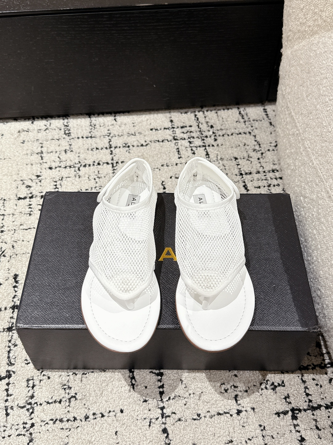 NO:404974,#Top version Alaia 25ss new spring and summer style, same style as stars, wearable panacea, fishing net shoes, ballet shoes, light and breathable, summer relaxed aesthetic, breathable mesh, sun and moon, interwoven with a faint sense of translucent aesthetic, mesh design, full breathable, not stuffy, round head design releases toe space, can be worn with thin socks or barefoot, buckle design toes, don't worry about heeling loss when running, original custom mesh material, water dyed sheepskin, outsole original rubber sole Size#35-42 (40 custom made, no return or exchange), split-toe shoes, alaia, sheepskin19860909#顶级版本 Alaia 25ss 春夏季新款 明星同款 穿搭万金油 渔网鞋 芭蕾舞鞋 轻盈透气 夏日松弛美学透气网面日月光倾泻 交织出若隐若现的透感美学 网面设计 呼吸感拉满 透气不闷热 圆头设计释放脚趾空间 搭配薄袜或光脚穿都可以 搭扣的设计加持跑步都不用担心掉跟问题 材质原版定制网纱 内里水染羊皮 大底原版橡胶大底 Size#35-42（40订做不退换）,分趾鞋,alaia,sheepskin,Women's Shoes