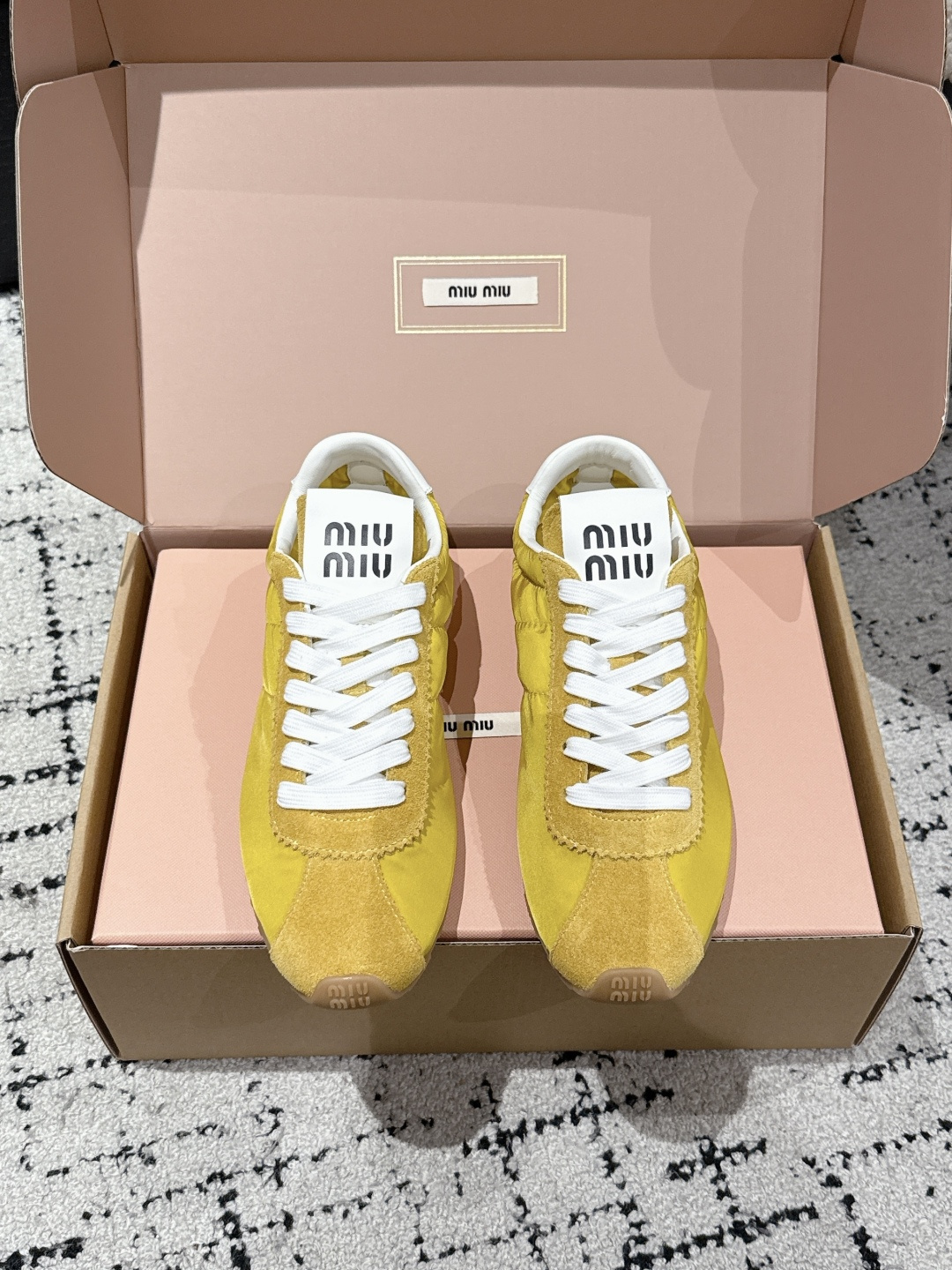 NO:418068,Top version miumiu 25/ Spring Latest Casual German training shoes, not tired, good-looking and fashionable, this year's Miu has started cheating, and everyone is very beautiful! The main models of white shoes are retro and fashionable, simple and high-end, and they are easy to match. They are very comfortable to wear and must-have for the year! Original cowhide upper inner cowhide outsole: original outsole Size: #35-40 (40 custom made without return or exchange), casual shoes/sports shoes, miumiu, sneakers, cowhide19860909顶级版本 miumiu繆繆 25/ 春季 最新 休闲 德训鞋 暴走不累 好看又时尚 今年的Miu开了挂啦 每个都特别好看！小白鞋今年主推款 复古做旧时尚 简约高级 随意搭配 上脚非常舒适,年度必入款！ 鞋面原版牛皮 内里牛皮里 大底: 原版大底 Size: #35-40（40定做不退换）,休闲鞋/运动鞋,miumiu,sneakers,cowhide,Women's Shoes