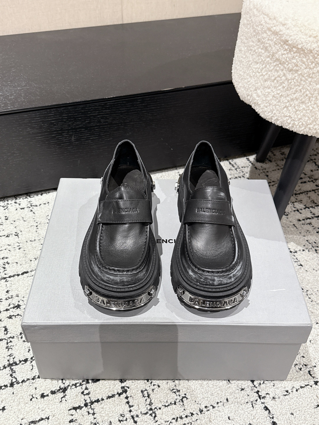 NO:421767,Balenciaga 25/ Latest Loafers. It’s worthy of being the shoes of Balenciaga this season, so handsome. It’s so A-like!  !  The cool big-headed leather shoes remind me of the retro feeling of the 1990s. The upper is imported beaded cowhide, the inner and foot pads are made of original matte cowhide. The sole looks very thick, but we use the original TPU outsole, which is actually very light!  Size: #35-40 (40 custom made without return or exchange), loafers, balenciaga, balenciaga, loafers, cowhide19860909Balenciaga 巴黎世家 25/ 最新 乐福鞋 不愧是巴黎世家这一季的鞋子简直太帅了 简直A到爆！！酷酷的大头皮鞋让我想起90年代的复古感觉 鞋面是进口开边珠牛皮 内里和垫脚是选用原版哑光牛皮 鞋底看着很厚但我们采用的是原版TPU大底其实特别轻便！ Size: #35-40(40定做不退换）,乐福鞋,balenciaga,balenciaga,loafers,cowhide,Women's Shoes