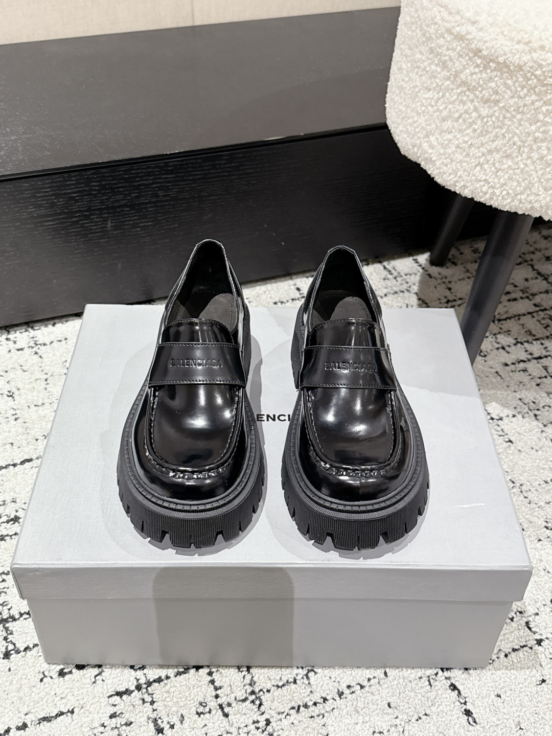 NO:386949,Balenciaga 25/ Latest Loafers. It’s worthy of being the shoes of Balenciaga this season, so handsome. It’s so A-like!  !  The cool big-headed leather shoes remind me of the retro feeling of the 1990s. The upper is imported beaded cowhide, the inner and foot pads are made of original matte cowhide. The sole looks very thick, but we use the original TPU outsole, which is actually very light!  Size: #35-40 (40 custom made without return or exchange), loafers, balenciaga, balenciaga, loafers, cowhide19860909Balenciaga 巴黎世家 25/ 最新 乐福鞋 不愧是巴黎世家这一季的鞋子简直太帅了 简直A到爆！！酷酷的大头皮鞋让我想起90年代的复古感觉 鞋面是进口开边珠牛皮 内里和垫脚是选用原版哑光牛皮 鞋底看着很厚但我们采用的是原版TPU大底其实特别轻便！ Size: #35-40(40定做不退换）,乐福鞋,balenciaga,balenciaga,loafers,cowhide,Women's Shoes