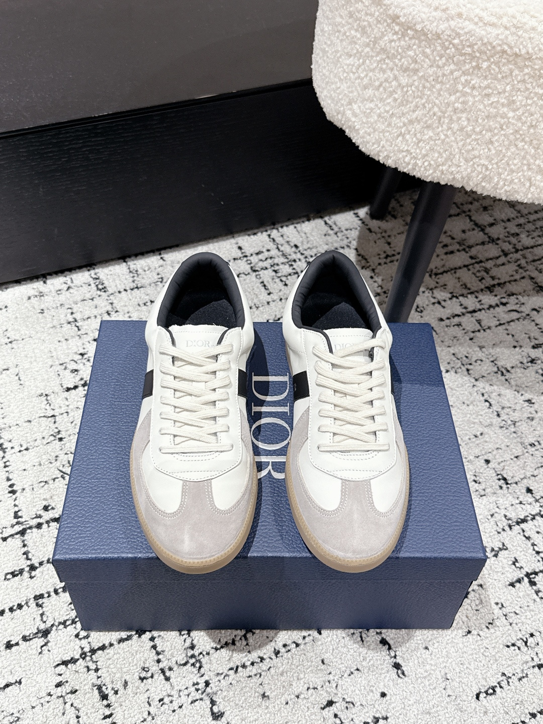 NO:386969,#Couple Model Top Version Dior 25/ Latest B01 Series Matchpoint Couple Model German Training Shoes Casual Sports Shoes Original Purchase and Development Make Production This B01 Matchpoint Sports Shoes is a new product in the fall 2025 series, marking the return of Dior's classic style and is reinterpreted with a stylish and elegant silhouette. It is carefully crafted in black and white smooth cowhide, decorated with gray suede splicing to enhance the style. The tongue and inner side are decorated with Dior logo, and the heel is decorated with CD Icon logo. It is matched with amber rubber sole and embellished with Dior logo, which can be matched with various styles of the Dior Icons limited series to create exquisite shapes Fabric: Original custom imported cowhide Inner: Soft imported cowhide Sole:  Original mold opening anti-slip TPU material Size: #women's 35-41 /men's 38-45, casual shoes/sports shoes, dior, dior, sneakers, cowhide19860909#情侣款 顶级版本 Dior迪奥 25/ 最新 B01系列 Matchpoint 情侣款 德训鞋 休闲 运动鞋 原版购入开发 做货 这款 B01 Matchpoint运动鞋是二零二五秋季系列新品,标志着 Dior 经典款式的回归,以时尚优雅的廓形重新诠释.采用黑色和白色光滑牛皮革精心制作,饰以灰色绒面革拼接提升格调.鞋舌和内部侧面饰以 Dior 标志,鞋后跟饰以 CD Icon 标志.搭配琥珀色橡胶鞋底,点缀以 Dior 标志,可与 Dior Icons 限定系列的各式造型搭配,打造精致造型 面料 : 原版定制进口头层牛皮 内里 : 柔软进口牛皮里 鞋底 : 原版开模防滑TPU材质 Size : #女款35-41 /男款38-45,休闲鞋/运动鞋,dior,dior,sneakers,cowhide,Women's Shoes