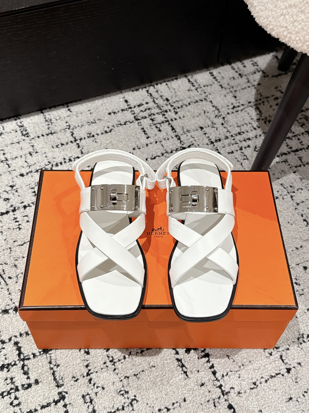 NO:386888,#Top version Hermes 25/ June sandal series H-H-Kelly buckle thin strap Roman sandals Calfskin sandals, paired with classic palladium-plated Kelly shoe buckles and straps. Create a simple look, which is a good companion for summer. Customized calfskin upper inner cowhide sole double-layer Italian A-grade leather outsole Size#35-41 (40.41 custom made without return or exchange), sandals, hermes, hermes, sandals, cowhide, Leather soles19860909#顶级版本 Hermes 爱马仕25/ June sandal系列 H家Kelly扣细带罗马 凉鞋 小牛皮凉鞋,搭配经典镀钯Kelly鞋扣和袢带.打造简约造型,可谓夏日良伴. 鞋面定制小牛皮 内里牛皮 鞋底双层意大利A级真皮大底 Size#35-41（40.41定做不退换）,凉鞋,hermes,hermes,sandals,cowhide,Leather soles,Women's Shoes