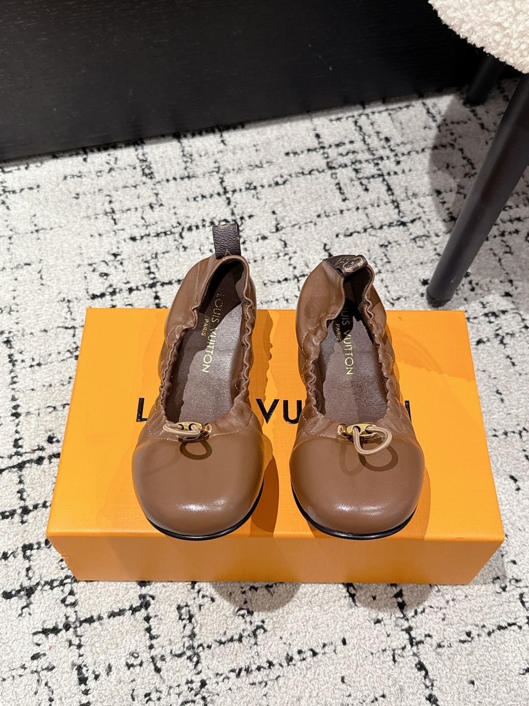 NO:448919,#Top version louis vuitton LV Louis Vuitton 25/Spring and Summer Lock Egg Roll Shoes Simple and exquisite, full of high-end feel, showing elegant temperament~ It looks so beautiful on the feet, full of summer shoes. Upper cowhide Inner: Sheepskin Inner Outsole: Italian imported leather outsole Size #35-41 (40 41 custom made without return), Doudou shoes, louis vuitton, louis vuitton, louis vuitton, cowhide, sheepskin, Leather soles19860909#顶级版本 louis vuitton LV路易威登 25/春夏 锁扣 蛋卷鞋 简约精致,高级感满满,尽显优雅气质～ 上脚超好看,拉满了夏日美鞋绝绝子啊 鞋面牛皮 内里: 羊皮内里 大底: 意大利进口真皮大底 Size #35-41（40 41订做不退换）,豆豆鞋,louis vuitton,louis vuitton,louis vuitton,cowhide,sheepskin,Leather soles,Women's Shoes