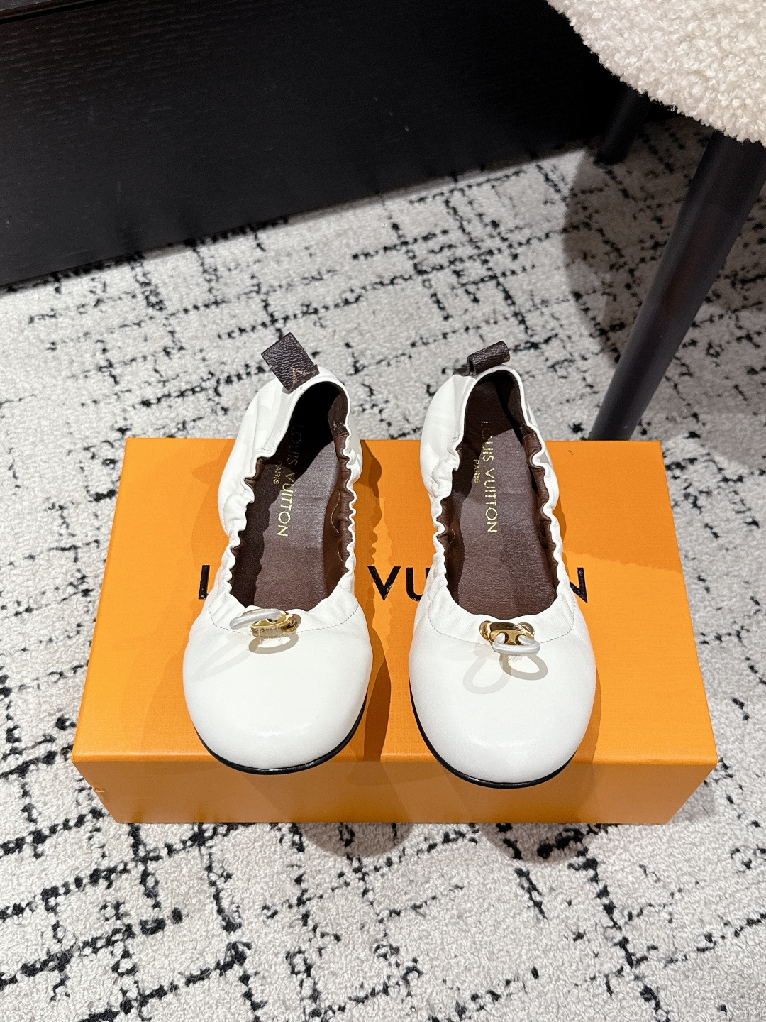 NO:384196,#Top version LOUIS VUITTON 25/ Latest NOLITA Lock Flat Sole Ballet Shoes Egg Roll Shoes Simple and exquisite, full of high-end feel, showing elegant temperament~ It looks so beautiful on the feet, and it is so beautiful that it is full of summer shoes. Upper cowhide Inner: Sheepskin Inner Outsole: Italian imported leather outsole Size #35-41 (40 41 custom made without return), Doudou shoes, louis vuitton, cowhide, sheepskin, Leather soles19860909#顶级版本 LOUIS VUITTON 25/ 最新NOLITA 锁扣 平底 芭蕾鞋 蛋卷鞋 简约精致,高级感满满,尽显优雅气质～ 上脚超好看,拉满了夏日美鞋绝绝子啊 鞋面牛皮 内里: 羊皮内里 大底: 意大利进口真皮大底 Size #35-41（40 41订做不退换）,豆豆鞋,louis vuitton,cowhide,sheepskin,Leather soles,Women's Shoes