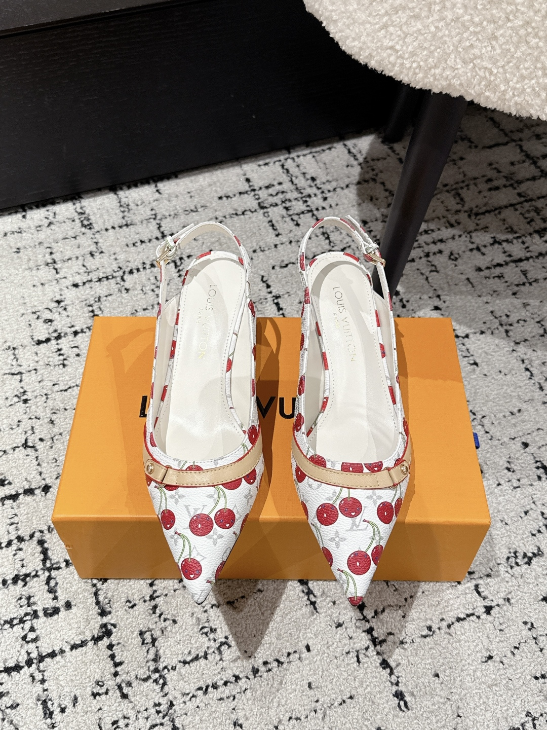 NO:387031,LouisVuitton 25/ Summer limited Cherry style, slim heels, sandals, the latest summer limited Cherry style series uses colors and large-area base colors of the upper as a comparison to create a cherry color element style, creating another classic style!  Super beautiful!  Unspeakable fashion!  Daily versatility is no problem, and it has the significance of changes and development of the times!  Super easy to wear, full of summer atmosphere!  Original custom fabric, inner sheepskin, outsole, imported from Italy, genuine leather outsole, Size#35-41 (40.41 custom made without return or exchange), slippers, sandals, louis vuitton, sandals, slippers, sheepskin, Leather soles19860909LouisVuitton 25/ 夏季限定 樱桃风 细跟 凉鞋 最新夏季限定 樱桃风系列 采用彩色以及鞋面的大面积底色作为对比,创造出樱桃彩色元素风格,成就了又一个经典款！上脚超级美腻！说不出来的时尚！日常百搭不在话下,而且很有时代的变迁发展的意义！超级好穿,上脚满满的夏日氛围！ 材质原版定制面料 内里羊皮里 大底意大利进口真皮大底 Size#35-41（40.41定制不退换),拖鞋凉鞋,louis vuitton,sandals,slippers,sheepskin,Leather soles,Women's Shoes