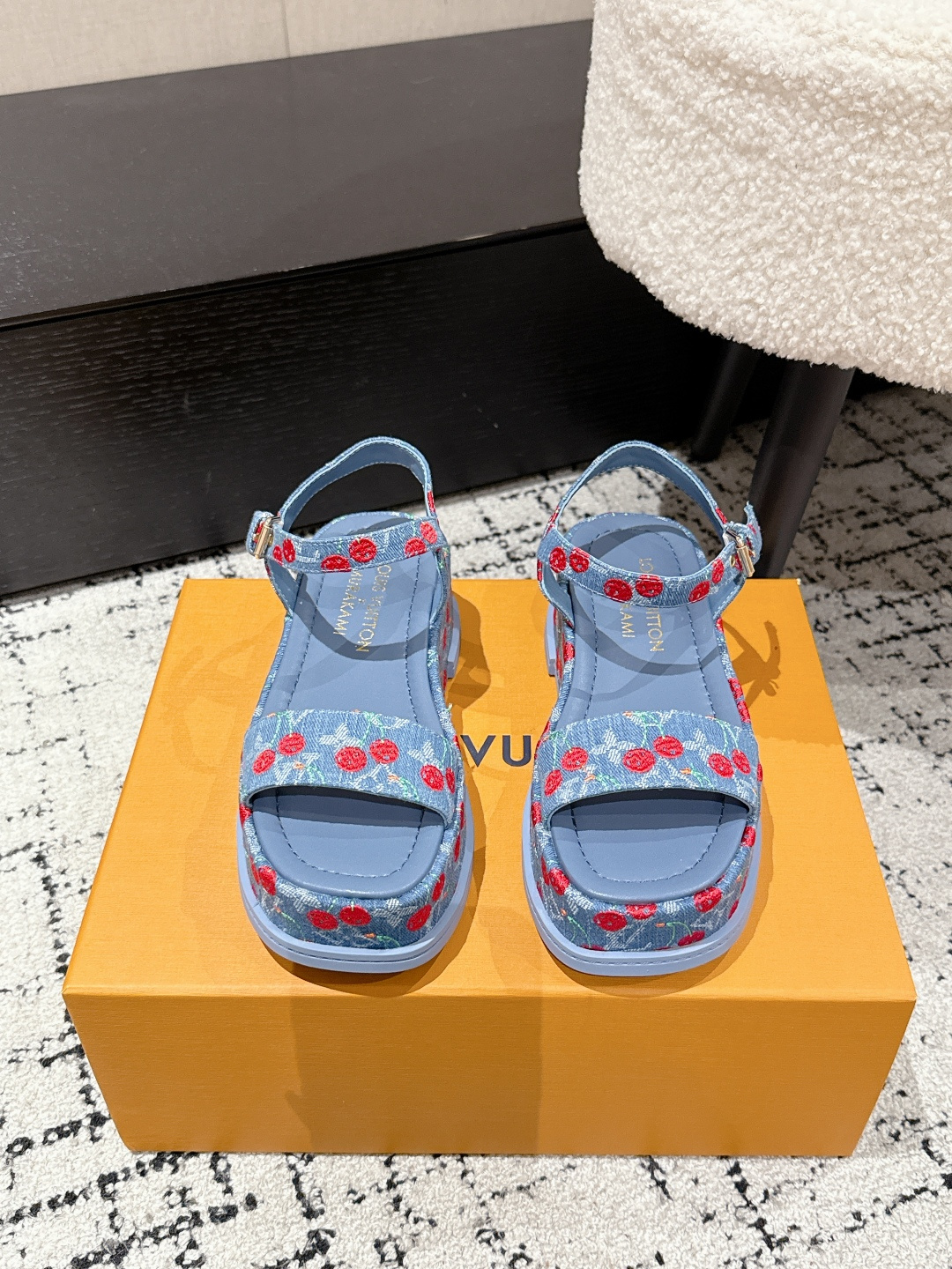 NO:405679,Leather denim LouisVuitton 25/ Summer limited Cherry style Flat sandals Latest summer limited Cherry style series Use colors and large-area base colors of the upper as a comparison to create a cherry color element style, creating another classic style!  Super beautiful!  Unspeakable fashion!  Daily versatility is no problem, and it has the significance of changes and development of the times!  Super easy to wear, full of summer atmosphere!  Original custom fabric, inner sheepskin, outsole, imported from Italy, genuine leather outsole, Size#35-41 (40.41 custom, no return or exchange), sandals, louis vuitton, sandals, sheepskin, Leather soles19860909皮面 牛仔布 LouisVuitton 25/ 夏季限定 樱桃风 平底 凉鞋 最新夏季限定 樱桃风系列 采用彩色以及鞋面的大面积底色作为对比,创造出樱桃彩色元素风格,成就了又一个经典款！上脚超级美腻！说不出来的时尚！日常百搭不在话下,而且很有时代的变迁发展的意义！超级好穿,上脚满满的夏日氛围！ 材质原版定制面料 内里羊皮里 大底意大利进口真皮大底 Size#35-41（40.41定制不退换),凉鞋,louis vuitton,sandals,sheepskin,Leather soles,Women's Shoes