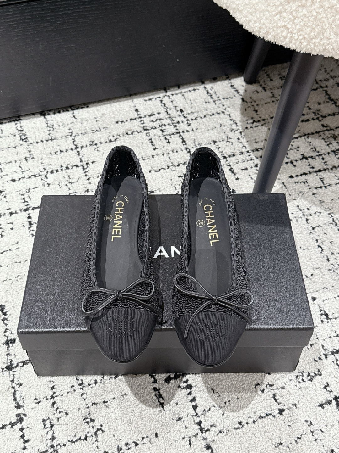 NO:386981,Chanel 25/ Latest woven ballet shoes original 1:1 cut Chanel Chanel's 100-year classic round-toed ballet shoes. Not many good quality. Really, no pressure to enter and exit the counter. Regardless of last shape, leather selection, and manufacturing technology, they are genuine craftsmanship, very exquisite. Fabric woven surface, imported sheepskin inside (sweat absorbing and soft) Soles Italian special A-grade genuine leather sole (non-market ordinary thin sole) Size#35-41 (customized for 40.41), ballet shoes, chanel, chanel, sheepskin19860909Chanel 香奈儿 25/ 最新 编织 芭蕾舞单鞋 原版1:1切割而成 Chanel香奈儿万年经典 圆头芭蕾舞鞋 好品质不多 真正做到随便进出专柜无压力 无论楦型、皮料选择、制造工艺都是正品工艺,十分考究. 面料编织面 内里进口绵羊皮（吸汗柔软） 鞋底意大利特A级真皮底（非市场普通薄底） Size#35-41（40.41定做）,芭蕾舞鞋,chanel,chanel,sheepskin,Women's Shoes