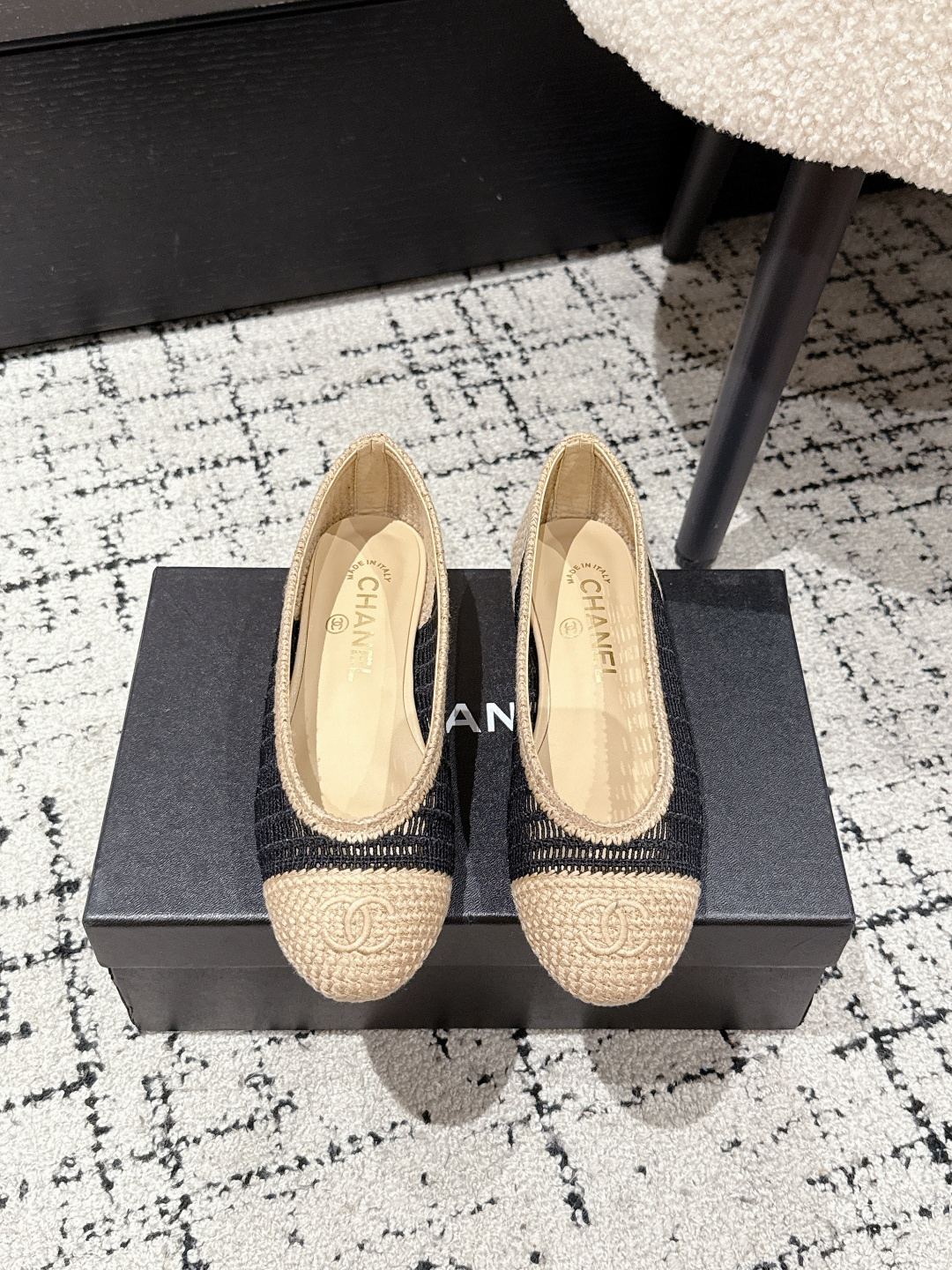 NO:387005,Chanel 25/ Latest woven ballet shoes original 1:1 cut Chanel Chanel's 100-year classic round-toed ballet shoes. Not many good quality. Really, no pressure to enter and exit the counter. Regardless of last shape, leather selection, and manufacturing technology, they are genuine craftsmanship, very exquisite. Fabric woven surface, imported sheepskin inside (sweat absorbing and soft) Soles Italian special A-grade genuine leather sole (non-market ordinary thin sole) Size#35-41 (customized for 40.41), ballet shoes, chanel, chanel, sheepskin19860909Chanel 香奈儿 25/ 最新 编织 芭蕾舞单鞋 原版1:1切割而成 Chanel香奈儿万年经典 圆头芭蕾舞鞋 好品质不多 真正做到随便进出专柜无压力 无论楦型、皮料选择、制造工艺都是正品工艺,十分考究. 面料编织面 内里进口绵羊皮（吸汗柔软） 鞋底意大利特A级真皮底（非市场普通薄底） Size#35-41（40.41定做）,芭蕾舞鞋,chanel,chanel,sheepskin,Women's Shoes