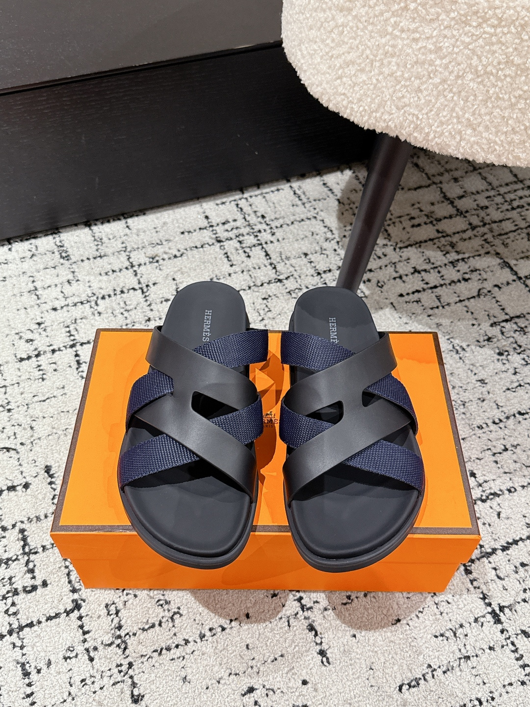 NO:384226,#Men's Hermes 25/ Kazimir Series Cross webbing sandals Retro slippers Original purchase and development Made this Kazimir braided strip and calfskin functional sandals. The interwoven upper inspired by the iconic 'H' pattern creates a casual look, which is a good companion for summer. Original custom imported top layer cowhide imported soft sheepskin sole original open mold-proof TPU material Size: #Men's 39-45, slippers, hermes, hermes, sandals, slippers, cowhide, sheepskin19860909#男款 Hermes爱马仕 25/ Kazimir系列 交叉 织带 凉鞋 复古 拖鞋 原版购入开发 做货 这款Kazimir编织饰带和小牛皮机能凉鞋.以“H”标志性图案为灵感的交织鞋面打造休闲造型,可谓夏日良伴 面料原版定制进口头层牛皮 内里进口柔软羊皮 鞋底原版开模防滑TPU材质 Size: #男款39-45,拖鞋,hermes,hermes,sandals,slippers,cowhide,sheepskin,Women's Shoes