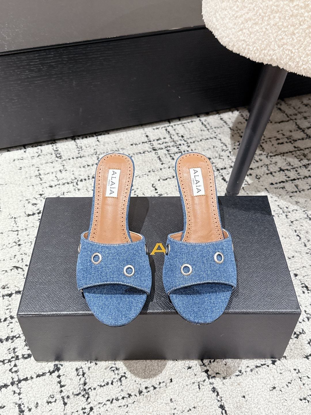 NO:384212,Alaia 25/ New style Liudian high heel slippers The popular Alaia is purely handmade, every pair of shoes looks good, and the beauty is on the tip of the heart. This pair of shoes can really be regarded as the finishing touch of any outfit, elegant and high-end, a must-have for fairies. Original custom sheepskin/paper leather/denim inner sheepskin inner lining outsole imported from Italy Size#35-41 (40.41 custom made without return or exchange), high heels slippers, alaia, high heels, slippers, sheepskin, Leather soles19860909Alaia 阿莱亚 25/ 新款 柳钉 高跟拖鞋 人气超高的Alaia 纯手工制作,每一双鞋都好看,美在心尖儿上 这双鞋真的可以算是任何一套穿搭上的点睛之笔,优雅高级,仙女必备 面料原版订制羊皮/漆皮/牛仔布 內里羊皮内里 大底意大利进口真皮大底 Size#35-41（40.41订做不退换）,高跟鞋拖鞋,alaia,high heels,slippers,sheepskin,Leather soles,Women's Shoes