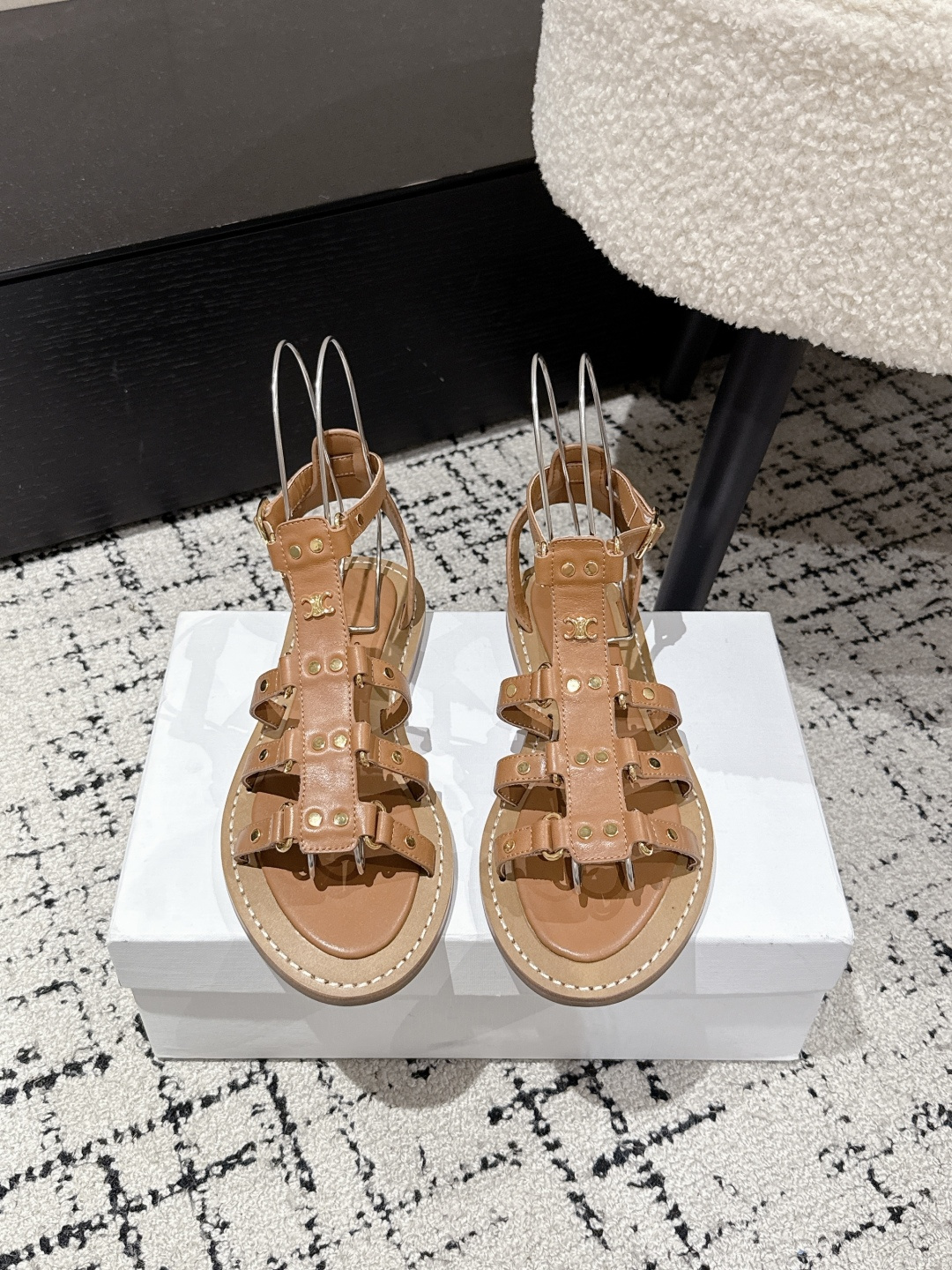 NO:402962,#Top version Celine 25/ The latest retro Arc de Triomphe sandals in spring and summer. Summer paired with socks. It is absolutely amazing. The retro point has a full sense of fashionable appearance. The original version is purchased and developed. The highest output is restored. The original customized cowhide inner cowhide. The original molded leather and the non-slip film of the sole. Suze: #35-40 (40 custom made without return or exchange), sandals, celine, celine, sandals, cowhide, Leather soles, socks19860909#顶级版本 Celine 赛琳 25/ 春夏最新款复古凯旋门时髦凉鞋 夏天搭配袜子 简直绝绝子了复古的点上带上了满分时髦感颜值 绝原版购入开发 依旧最高输出还原 面料原版定制牛皮 内里牛皮 大底原版开模真皮大底防滑底片 Suze: #35-40（40订做不退换）,凉鞋,celine,celine,sandals,cowhide,Leather soles,socks,Women's Shoes