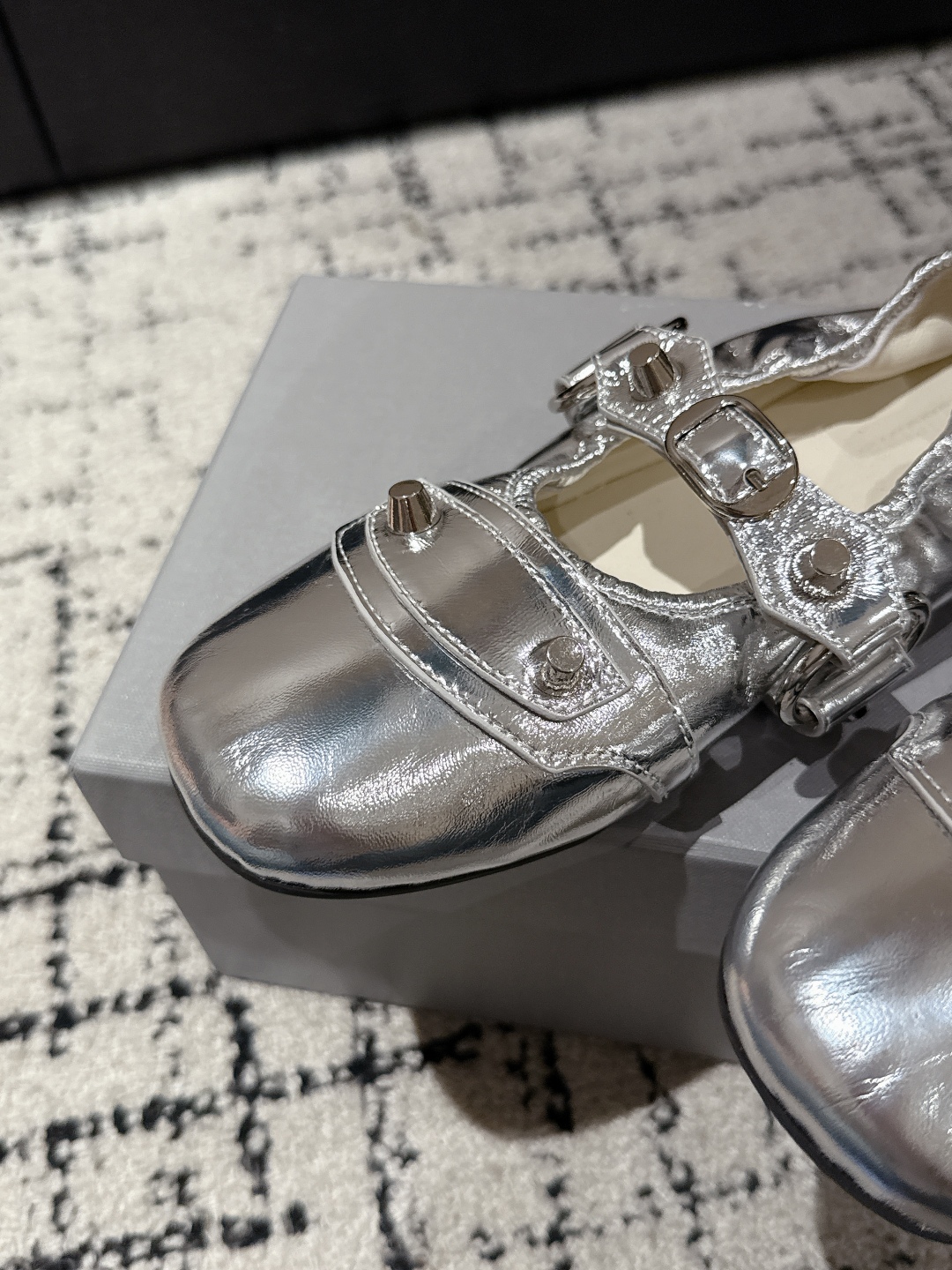 New Metal Nails Ballet Shoes: CAGOLE Slippers in Balentia Paris Fashion. - 图片 6