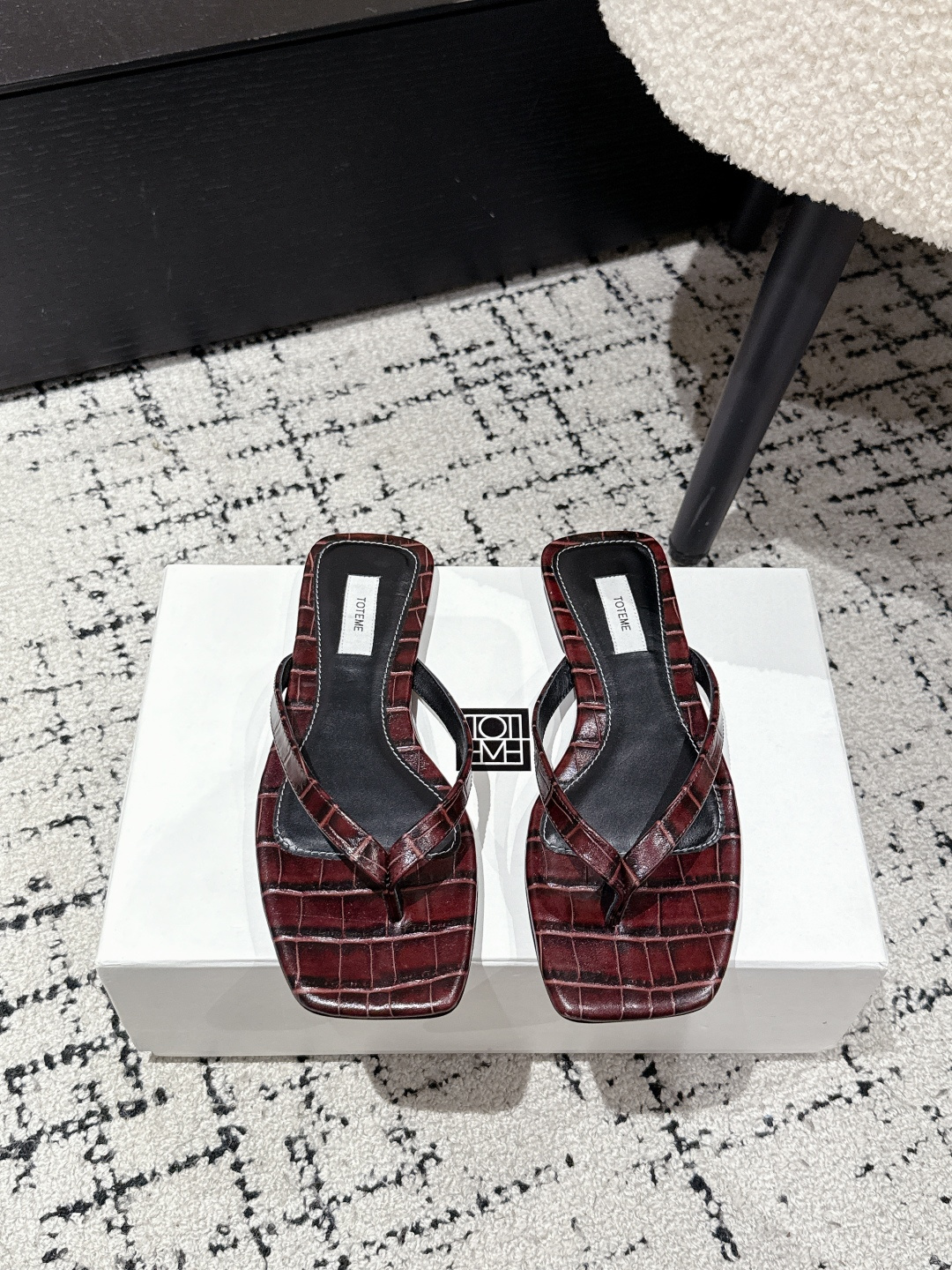 NO:402969,Toteme 25/Spring and Summer New Stone Pattern Flat-Sole Square-toed Toe Slippers Minimalist Style Flip Flops!  This pair is really in love, minimalist and fashionable, a must-have item. I love it and I love it!  Original custom calfskin/stone pattern, inner lining/foot padded sheepskin, outsole imported from Italy!  Number of sizes: 35-41 (40 41 custom made without return or exchange), split-toe shoes, slippers, cowhide, sheepskin, Leather soles19860909Toteme 25/春夏新款石头纹平底方头夹趾拖鞋 极简风人字拖！ 这双真的爱了爱了 极简风又带时髦 必入的一双单品 我爱了上脚百搭随性！ 鞋面原版定制小牛皮/石头纹 内里/垫脚羊皮 大底意大利进口真皮大底！ 码数:35-41（40 41订做不退换）,分趾鞋,slippers,cowhide,sheepskin,Leather soles,Women's Shoes