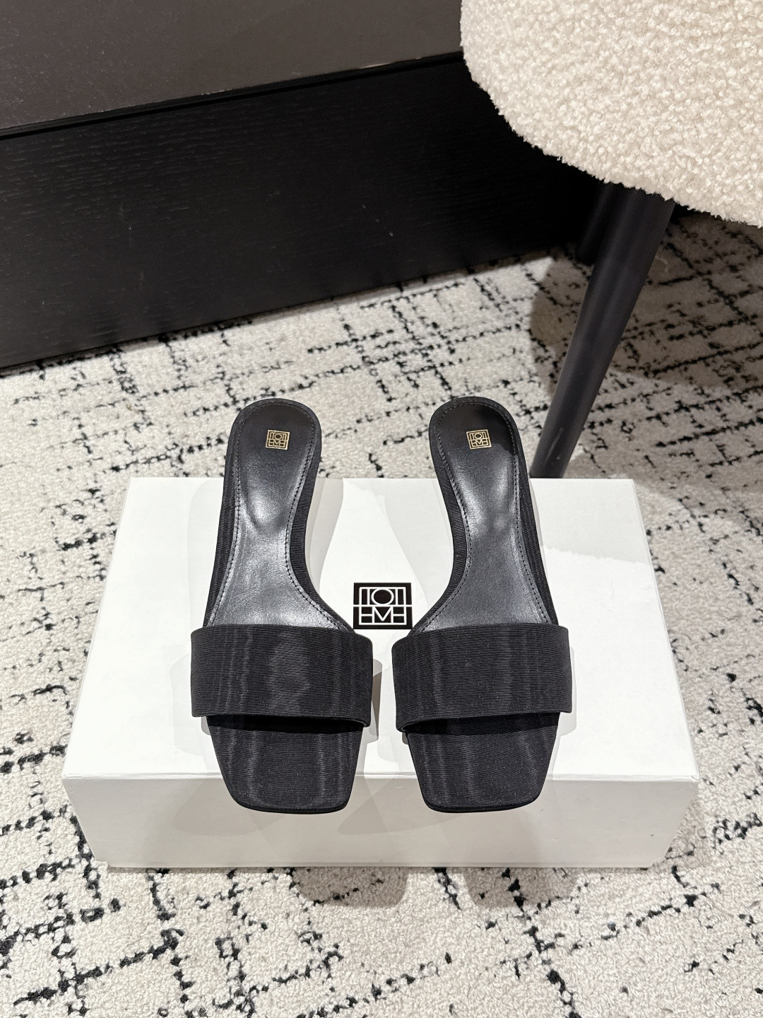 NO:402973,Toteme 25/Spring and Summer New Products Minimalist Retro Kitten and Slippers Simple and Fresh Style Retro and versatile!  Wear it on your feet, it feels so textured, and the whole look will look very high-end!  A must-have item for fashionable ladies!  The upper is made of imported cowhide, the inner lining/foot pad is made of imported sheepskin, outsole, imported Italian original color genuine leather outsole, heel height: 2.5cm, size: 35-40 (40 custom made without return and exchange), slippers, slippers, cowhide, sheepskin, Leather soles19860909Toteme 25/春夏新品 极简 复古小猫跟拖鞋 简约的冷淡风 复古又百搭！穿在脚上 质感十足 整个造型都会显得很高级！时髦小姐姐必备单品！ 鞋面采用进口头层牛皮 内里/垫脚采用进口羊皮 大底意大利进口原色真皮大底 跟高:2.5cm 码数:35-40（40定做不退换）,拖鞋,slippers,cowhide,sheepskin,Leather soles,Women's Shoes