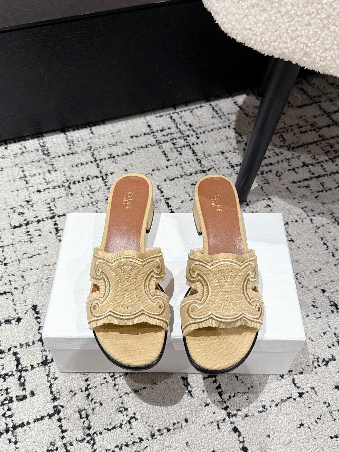 NO:402953,#Top version Celine 25/ The latest retro Arc de Triomphe denim slippers in spring and summer. Summer paired with socks. It is simply amazing. The retro point has a full sense of fashionable appearance. The original version is purchased and developed. The highest output is restored. The original customized denim fabric is customized with cowhide inner leather outsole Size: #35-40 (40 custom made without return or exchange), slippers, celine, celine, slippers, cowhide, Leather soles, socks19860909#顶级版本 Celine 赛琳 25/ 春夏最新款复古凯旋门牛仔布拖鞋 夏天搭配袜子 简直绝绝子了复古的点上带上了满分时髦感颜值 绝原版购入开发 依旧最高输出还原 面料原版定制牛仔布 内里牛皮 大底真皮大底 Size:#35-40（40订做不退换）,拖鞋,celine,celine,slippers,cowhide,Leather soles,socks,Women's Shoes