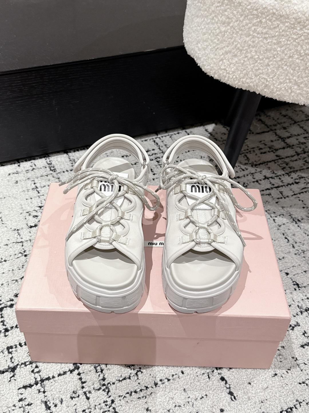 NO:402978,Miu Miu 25ss Spring and Summer Counter New Strap Thick-soled Sandals, Very comfortable for the feet, A casual thick-soled sandals... Paired with jeans, yyds... Super long legs, Satin upper, Laika flicker cloth, Water table, Original open mold, Tu mold sole, Size 35-39 (40.41 customization, no return or replacement), Sandals, Miumiu, Sandals, Jeans19860909Miu Miu 25ss春夏专柜新款绑带厚底凉鞋 上脚舒适感极好的一款休闲厚底凉鞋…搭配牛仔裤yyds…上脚超级显腿长 鞋面缎莱卡轻弹布 水台Tu水台 鞋底原版开模Tu模具底 码数35-39（40.41定制不退不换）,凉鞋,miumiu,sandals,jeans,Women's Shoes