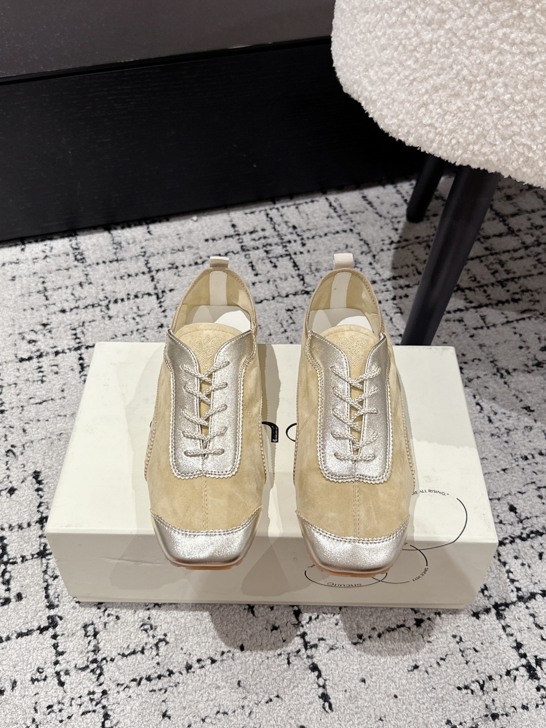 NO:386868,Orinous｜Trendy Brand 25/New Spring and Summer Casual De Training Shoes Encounter Orinous Light-opening Fashionable casual prologue Combining simplicity and texture exquisitely The upper is made of delicate splicing materials to create a unique visual layer to show high-end style Exquisite shoelace design Details show craftsmanship and can be adjusted as you like, suitable for comfortable foot feeling Imported sheep suede/calf leather Imported sheepskin Outsole ZP open mold replica outsole Size#35-40 (40 customization without return or exchange), casual shoes/sports shoes, sneakers, cowhide, sheepskin, chamois leather19860909Orinous｜潮牌 25/春夏新款 休闲 德训鞋 邂逅Orinous 轻启时尚休闲序章 将简约与质感精妙糅合 鞋面采用细腻拼接材质 碰撞出独特视觉层次 尽显高级格调 精致鞋带设计 细节之处彰显匠心 可随心调节 适配舒适脚感 鞋面进口羊麂皮/小牛皮 内里进口羊皮 大底 ZP开模复刻大底 Size#35-40（40定制不退换）,休闲鞋/运动鞋,sneakers,cowhide,sheepskin,chamois leather,Women's Shoes