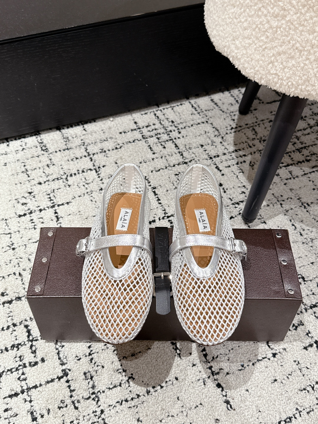 NO:402994,#Top version Alaia 25ss/ catwalk flat mesh shoes ballet shoes The popular flat shoes that are popular all over the world. The same style of Zhang Xiaohui, sweet and cool ballet style. A popular ballet shoes that are romantic and charming. Comfortable and versatile. Different styles can be easily controlled by different styles. Whether it is jeans, suit pants, or pleated skirts, you can enhance your outfit to fashion, elegance and excellence. Original custom imported mesh, inner footbed imported sheepskin, outsole original rubber non-slip sole, size 35-39 (40.41 custom made without return or exchange), ballet shoes, alaia, flats, skirts, jeans, business suit, sheepskin19860909#顶级版本 Alaia 阿莱亚25ss/ 走秀款平底网面鞋芭蕾舞鞋 风靡全球超火的平底鞋 章小蕙同款 甜酷芭蕾风 人气超高的一款芭蕾舞鞋,浪漫又迷人 舒适百搭配上不同款式,不同风格都能轻松驾驭,无论牛仔裤,西装裤,还是百褶裙,都能将你的穿搭提升到时尚,优雅和卓越之中 面料原版订制进口网面 內里垫脚进口羊皮 大底原版橡胶防滑大底 码数35-39（40.41订做不退换）,芭蕾舞鞋,alaia,flats,skirts,jeans,business suit,sheepskin,Women's Shoes