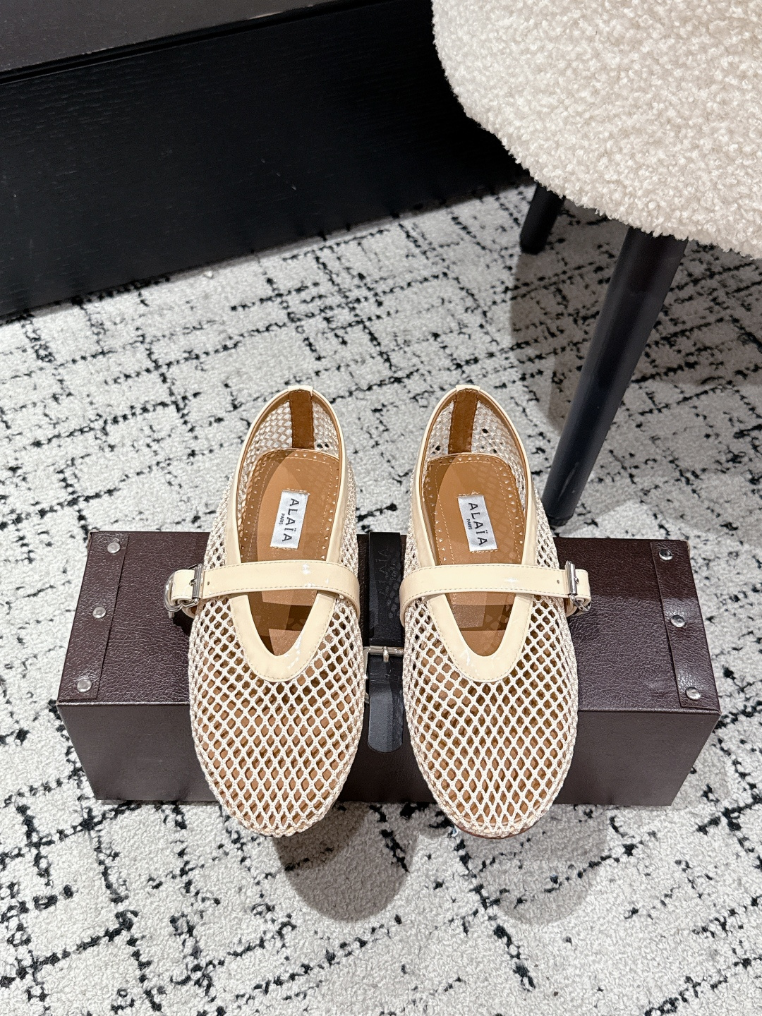 NO:386927,#Top version Alaia 25/ catwalk flat mesh shoes ballet shoes The popular flat shoes that are popular all over the world. The same style of Zhang Xiaohui, sweet and cool ballet style. A very popular ballet shoes, romantic and charming. Comfortable and versatile style. Different styles can be easily controlled by different styles. Whether it is jeans, suit pants, or pleated skirts, you can enhance your outfit to fashion, elegance and excellence. Original custom imported mesh, footbed imported sheepskin, outsole original rubber non-slip sole Size35-41 (40.41 custom-made, non-return and exchange), single shoes, alaia, flats, skirts, jeans, business suit, sheepskin19860909#顶级版本 Alaia 阿莱亚 25/ 走秀款平底网面鞋芭蕾舞鞋 风靡全球超火的平底鞋 章小蕙同款 甜酷芭蕾风 人气超高的一款芭蕾舞鞋,浪漫又迷人 舒适百搭配上不同款式,不同风格都能轻松驾驭,无论牛仔裤,西装裤,还是百褶裙,都能将你的穿搭提升到时尚,优雅和卓越之中 面料原版订制进口网面 垫脚进口羊皮 大底原版橡胶防滑大底 Size35-41（40.41订做不退换）,单鞋,alaia,flats,skirts,jeans,business suit,sheepskin,Women's Shoes