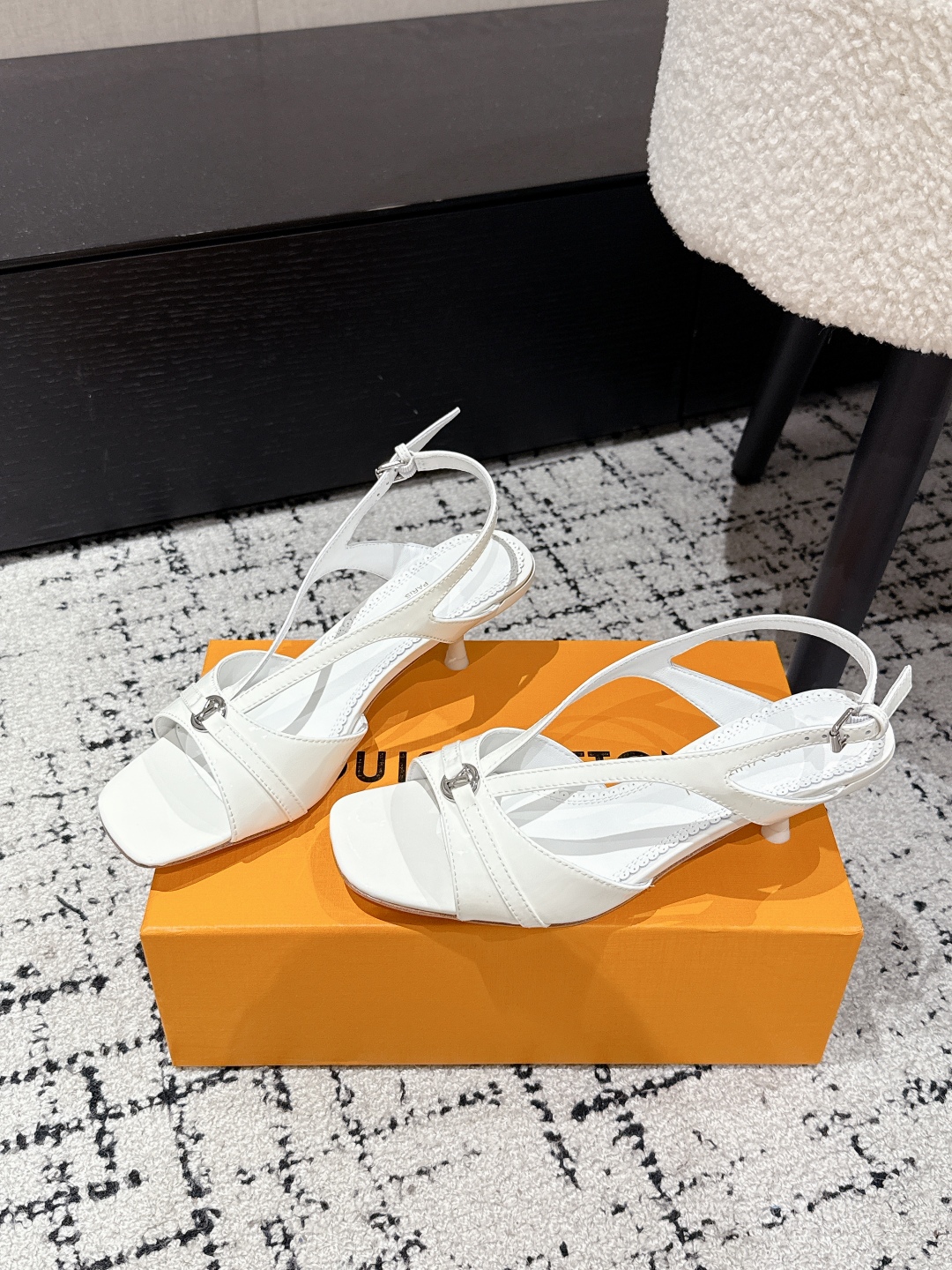 Louis Vuitton LV 25 Sandals: Elegant Summer Shoes in Premium Leather 4 cmp i1748206343417 1964 0 2