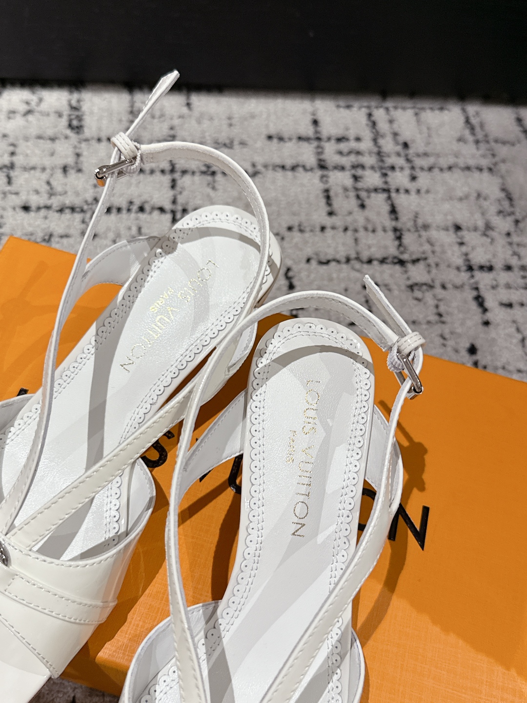 Louis Vuitton LV 25 Sandals: Elegant Summer Shoes in Premium Leather 9 cmp i1748206343417 3524 0 7