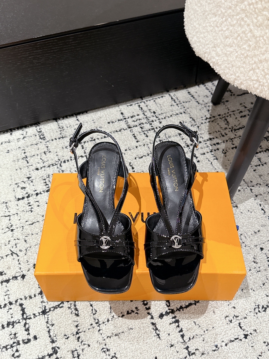 Louis Vuitton 25 Sandals - Elegant Summer Shoes in Calf Leather 2 cmp i1748206356555 5379 0 0