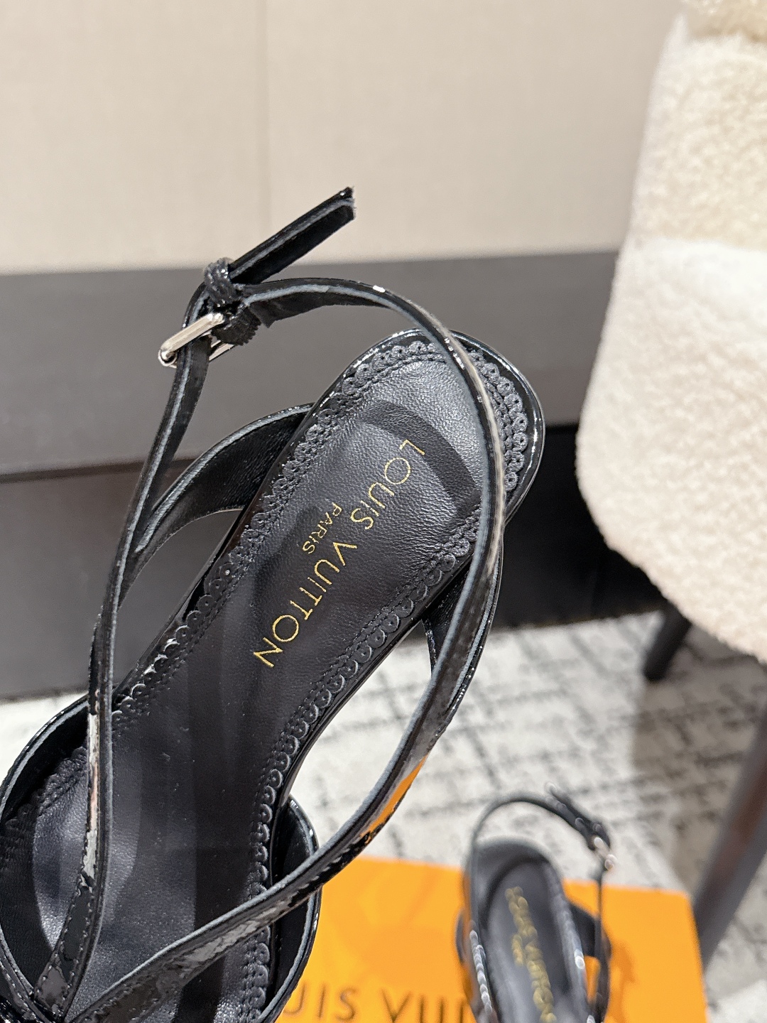 Louis Vuitton 25 Sandals - Elegant Summer Shoes in Calf Leather 9 cmp i1748206357943 7158 0 7