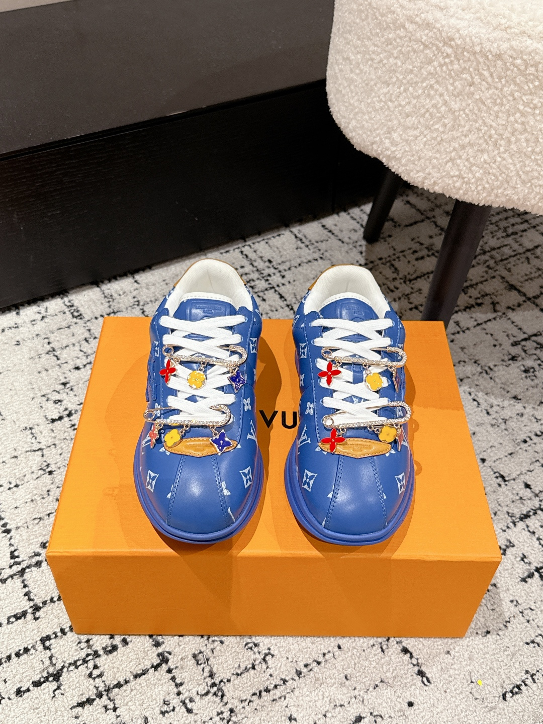 NO:444922,Men's diamond jewelry.#Couple style louis vuitton Philadelphia Co-branded 25/ Buttersoft series Fat Ding Thick Sole Casual Sports Shoes Forrest Gump Shoes Original Purchase and Development Made Production LV Buttersoft Sports Shoes were made by Pharrell Williams, and are reinterpreted with soft Monogram printed sheep leather and cowhide leather. The trendy configuration of the 1960s is reinterpreted with the plus-lined upper to upgrade and experience. The LV letters and leather trim indicate the brand identity, and the Pharrell Williams portrait and lobster embossed pattern are described together. 2025 autumn and winter men's clothing show style. The exquisite packaging of the delivery counter Fabric: Original customized top layer cowhide Inner: Imported breathable net Sole: Original open mold-proof TPU material  Thick bottom 3CM Size: #women's 35-40 / men's 40-45, casual shoes/sports shoes, louis vuitton, louis vuitton,sneakers,cowhide,sheepskin19860909男 钻饰.#情侣款 louis vuitton 菲董 联名 25/ Buttersoft系列 胖丁 厚底 休闲 运动鞋 阿甘鞋 原版购入开发 做货 LV Buttersoft 运动鞋出自 Pharrell Williams 之手,以柔软的 Monogram 印花羊皮革与牛皮革重绎 1960 年代的潮流构型,再借加衬鞋面升级舒适体验.LV 字母和皮革饰边点明品牌身份,Pharrell Williams 肖像与龙虾压纹图案共述 2025 秋冬男装秀场风尚 配送专柜精美包装 面料 : 原版定制头层牛皮 内里 : 进口透气网里 鞋底 : 原版开模防滑TPU材质 底厚 3CM Size : #女款35-40 / 男款40-45,休闲鞋/运动鞋,louis vuitton,louis vuitton,sneakers,cowhide,sheepskin,Women's Shoes