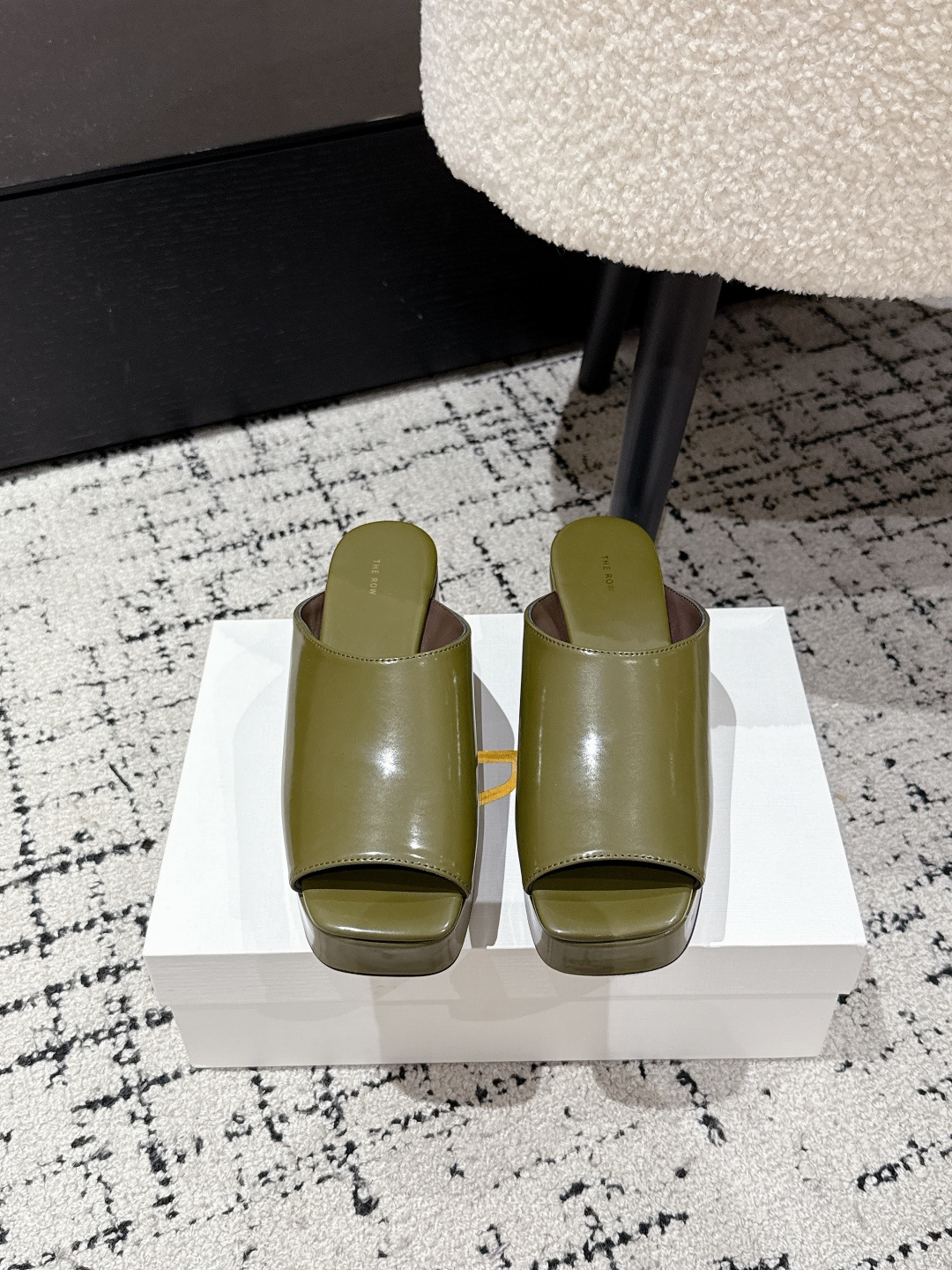 NO:419606,The Row 25ss/ Square-headed fish mouth thick-soled slippers This style has elegant, tough, handsome, sexy and charming, exposed large area of ​​long lines extending the foot proportions, visually showing long legs, simple and atmospheric. Customized fabric with cowhide-opening beads. The natural texture is clearly visible. The leather is delicate, soft and glutinous, and the inner foot is full sheepskin, dry, skin-friendly and sweat-free. The thickened palm latex is comfortable and elastic to enhance the foot feeling, cushioning foot pressure. Customized fabric with imported cowhide-opening beads. Inner foot pad: imported mixed-bred sheepskin sole genuine leather soles. Size 35-40 (40 customized without return and exchange, slippers, slippers, cowhide, sheepskin, Leather soles19860909The Row 25ss/方头鱼嘴厚底拖鞋 这款设有优雅硬朗帅气且又性感迷人,裸露大面积的纤长的线条延伸脚部比例,视觉显腿长,简约大气 面料定制牛皮开边珠 天然纹理清晰可见,皮质细腻软糯不磨脚,内里垫脚全羊皮,干爽亲肤不闷汗,全掌加厚乳胶上脚舒适Q弹恰恰的提升脚感,缓震脚部压力 面料定制进口牛皮开边珠  内里垫脚: 进口混种羊皮 鞋底真皮大底 码数35-40（40定制不退换,拖鞋,slippers,cowhide,sheepskin,Leather soles,Women's Shoes