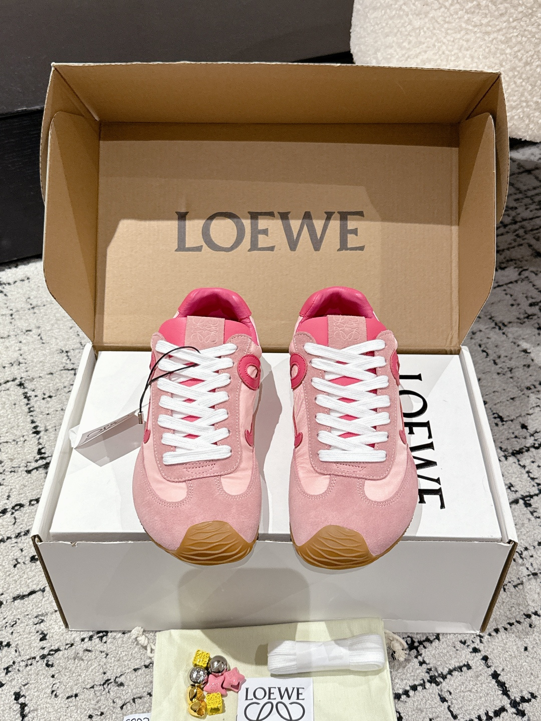 NO:419804,#Couple model Top version Upgrade model LOEWE 25/ Latest catwalk model Ballet Runner 2.0 couple model Ballet casual sports shoes German training shoes Forrest Gump shoes Original purchase and development Made of goods Fabrics to version Repeated selection of materials Comprehensive upgrades Supporting accessories Nylon and cowhide leather sports shoes, asymmetric toe design, sock-like internal structure, light rubber outsole extends to the toe. Fabric: Original custom imported toe layer cowhide imported soft sheepskin + net sole original open mold-proof rubber material Sole thickness increases by 2.5CM Size: #35-45 (for women 40 men 45 custom-made, no return or exchange), casual shoes/sports shoes, loewe, loewe, sneakers, cowhide, sheepskin19860909#情侣款 顶级版本 升级款 LOEWE 罗意威 25/ 最新走秀款 Ballet Runner 2.0情侣款 芭蕾 休闲 运动鞋 德训鞋 阿甘鞋 原版购入开发 做货 面料对版 反复甄选材料 全面升级 配套饰品 尼龙和牛皮革运动鞋,不对称鞋头设计、袜状内部结构,轻盈橡胶外底延伸至鞋头. 面料: 原版定制进口头层牛皮 内里进口柔软羊皮+网里 鞋底原版开模防滑橡胶材质 底厚增高2.5CM Size:#35-45（女40男45定做不退换）,休闲鞋/运动鞋,loewe,loewe,sneakers,cowhide,sheepskin,Women's Shoes