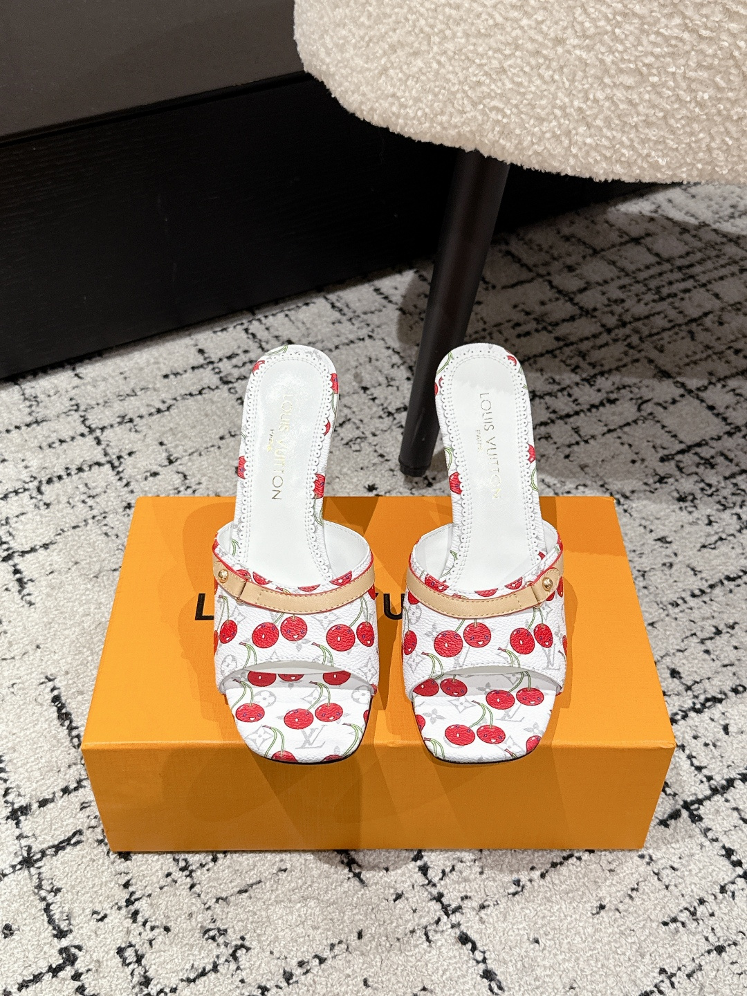 NO:402986,LouisVuitton 25/ Summer limited Cherry style, high heels, sandals, the latest summer limited Cherry style series uses colors and large-area base colors of the upper as a comparison to create a cherry color element style, creating another classic style!  Super beautiful!  Unspeakable fashion!  Daily versatility is no problem, and it has the significance of changes and development of the times!  Super easy to wear, full of summer atmosphere!  Original custom fabric, inner sheepskin, outsole, imported from Italy, genuine leather outsole, Size#35-41 (40.41 custom, no return or exchange), high heels, louis vuitton, high heels, slippers, sheepskin, Leather soles19860909LouisVuitton 25/ 夏季限定 樱桃风 高跟 凉拖 最新夏季限定 樱桃风系列 采用彩色以及鞋面的大面积底色作为对比,创造出樱桃彩色元素风格,成就了又一个经典款！上脚超级美腻！说不出来的时尚！日常百搭不在话下,而且很有时代的变迁发展的意义！超级好穿,上脚满满的夏日氛围！ 材质原版定制面料 内里羊皮里 大底意大利进口真皮大底 Size#35-41（40.41定制不退换),高跟鞋拖鞋,louis vuitton,high heels,slippers,sheepskin,Leather soles,Women's Shoes